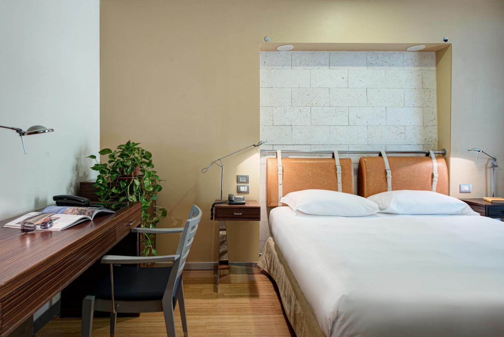 Double or Twin Room with Partial Sea View