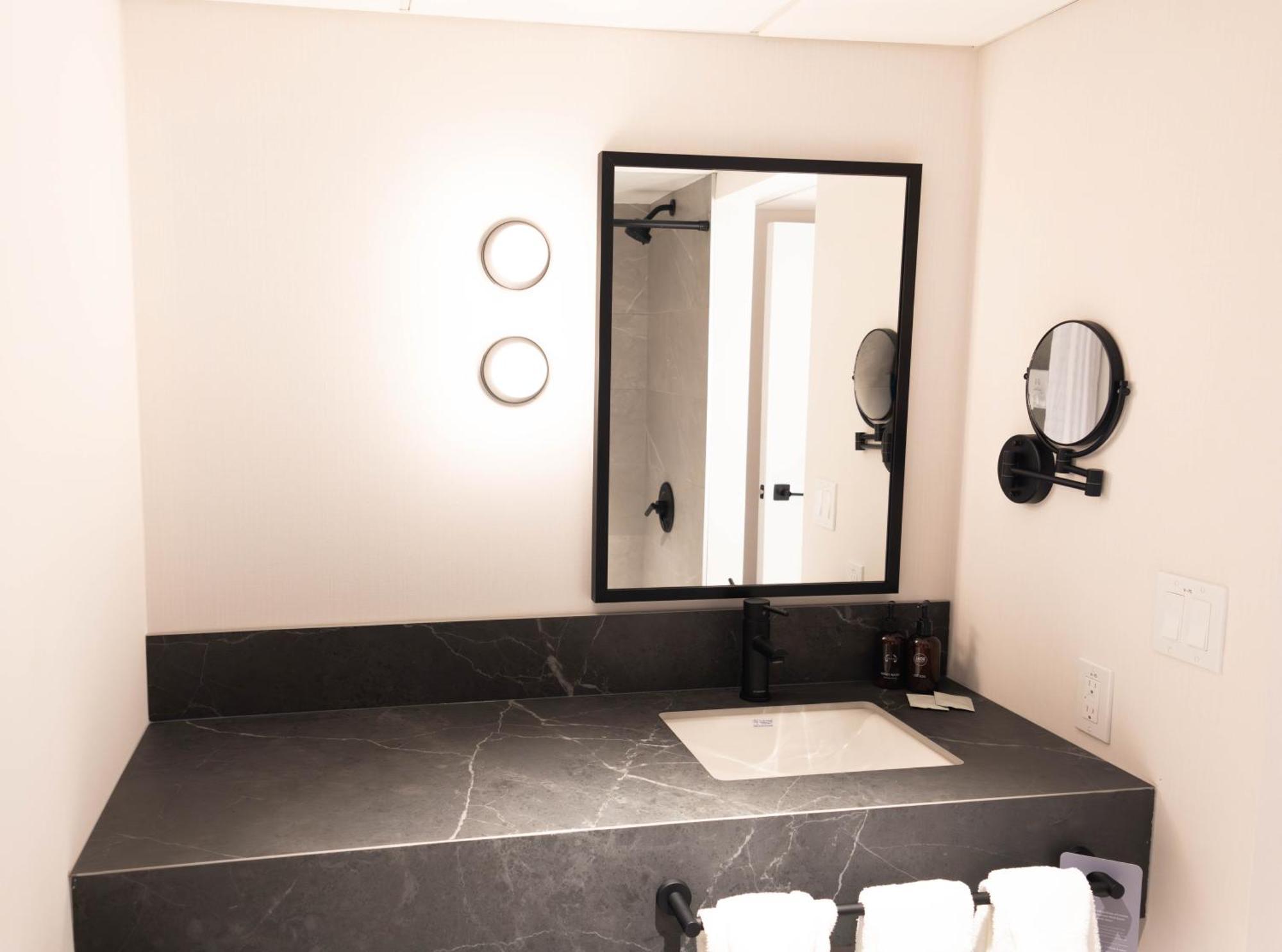 Woodland Balcony Room 2 Queens – Pet Friendly