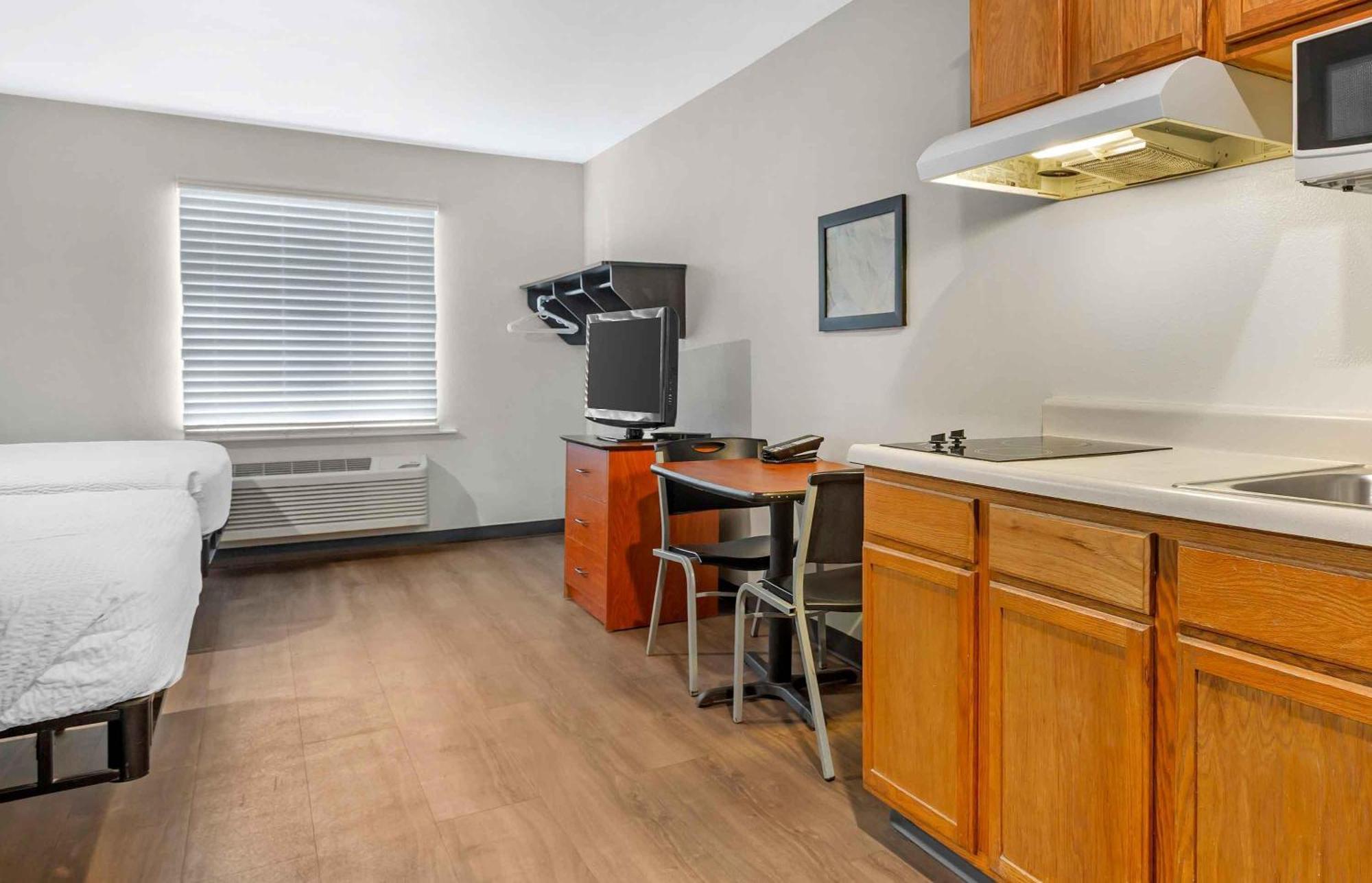 1 Full Bed | Non-Smoking Kitchen