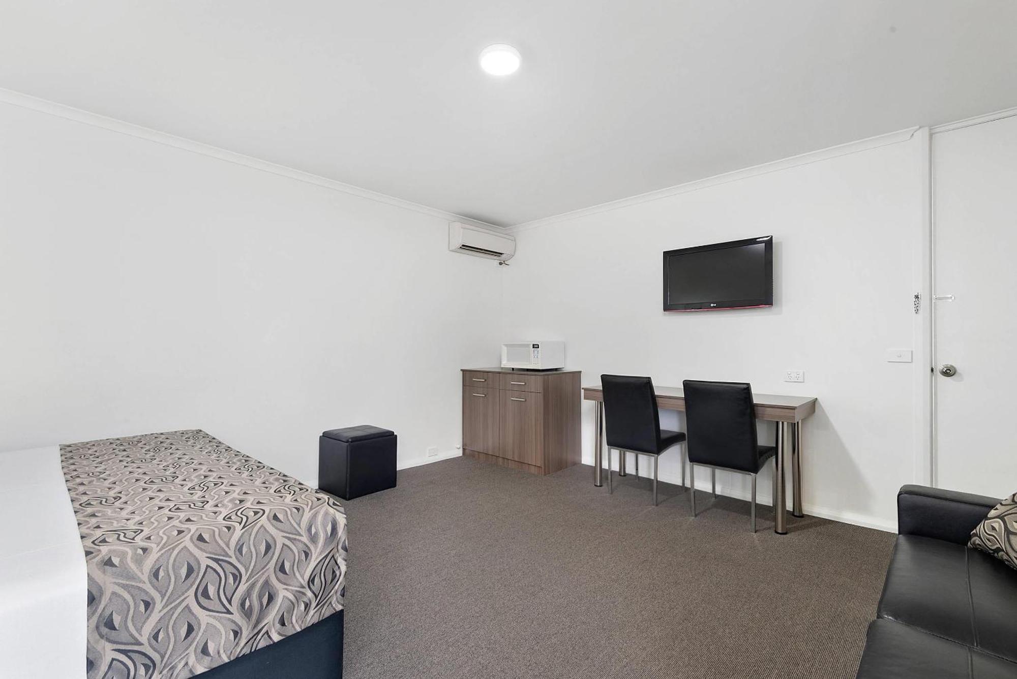 Deluxe King Room with Pool View - Non Smoking