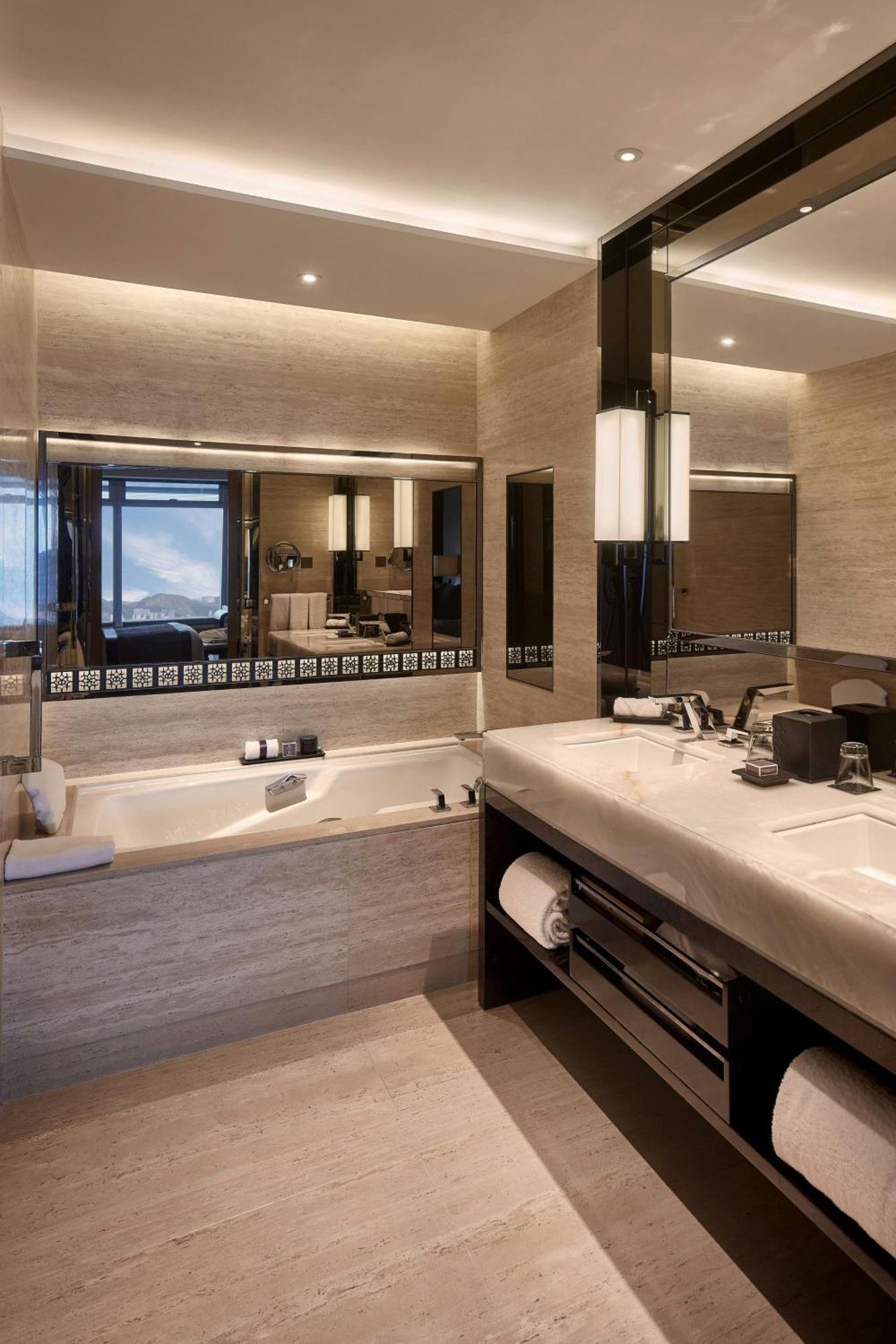 One-Bedroom Family King Suite Club Level Sea View