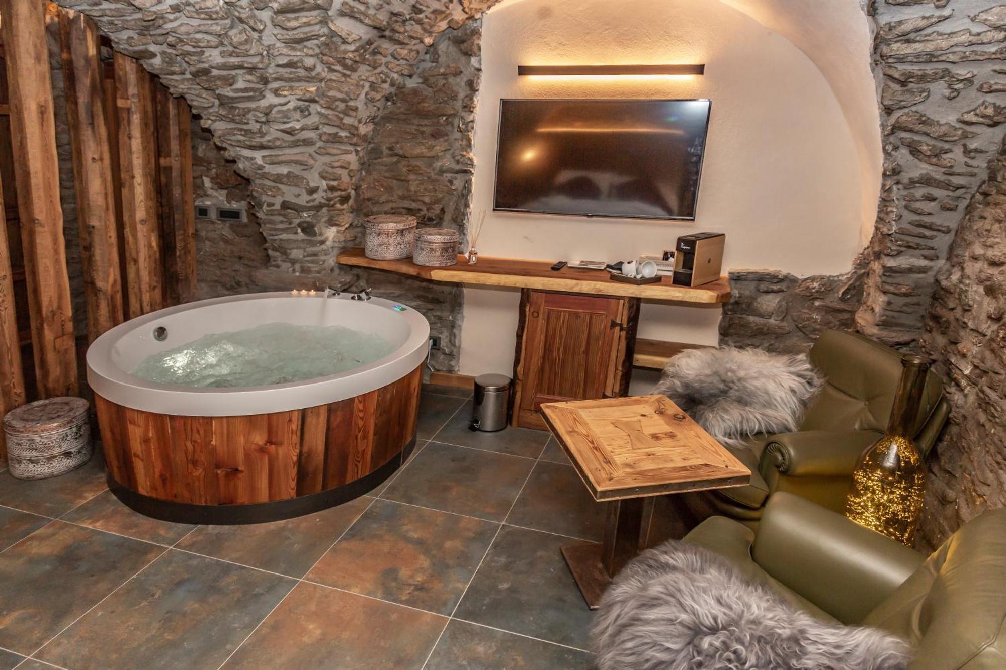 Deluxe Suite with Spa Bath