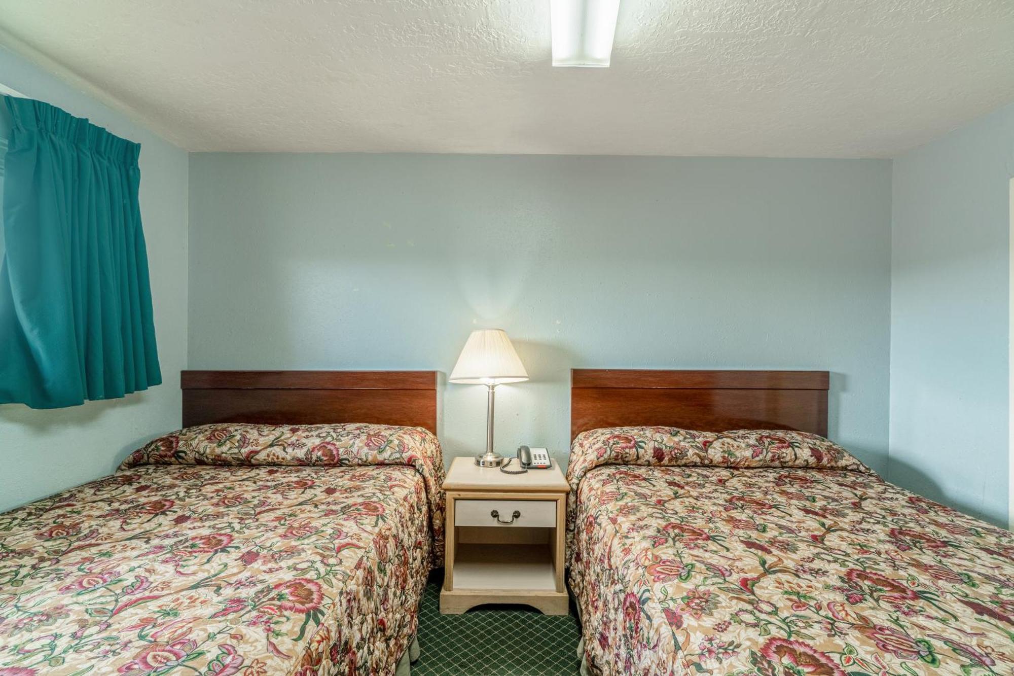 2 Queen Bed Smoking