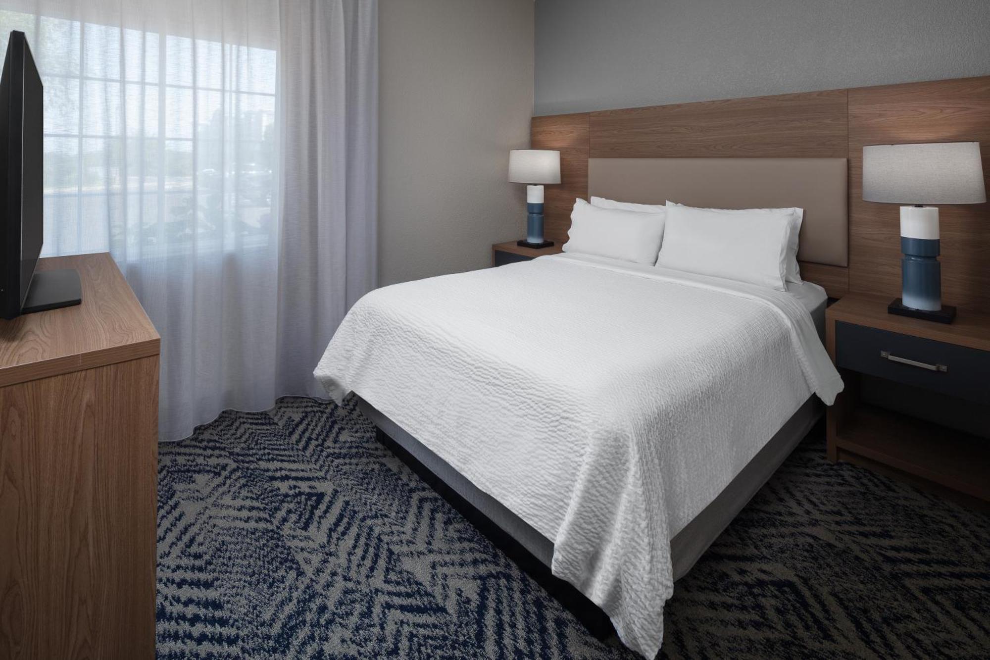 One-Bedroom Queen Suite