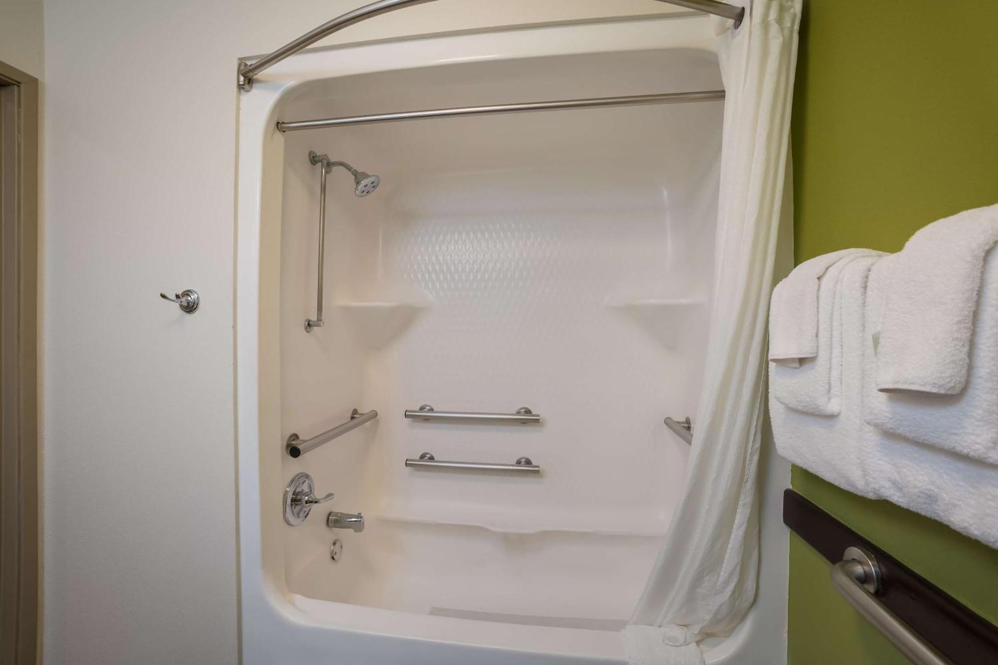Queen Room with Bath Tub - Mobility Accessible