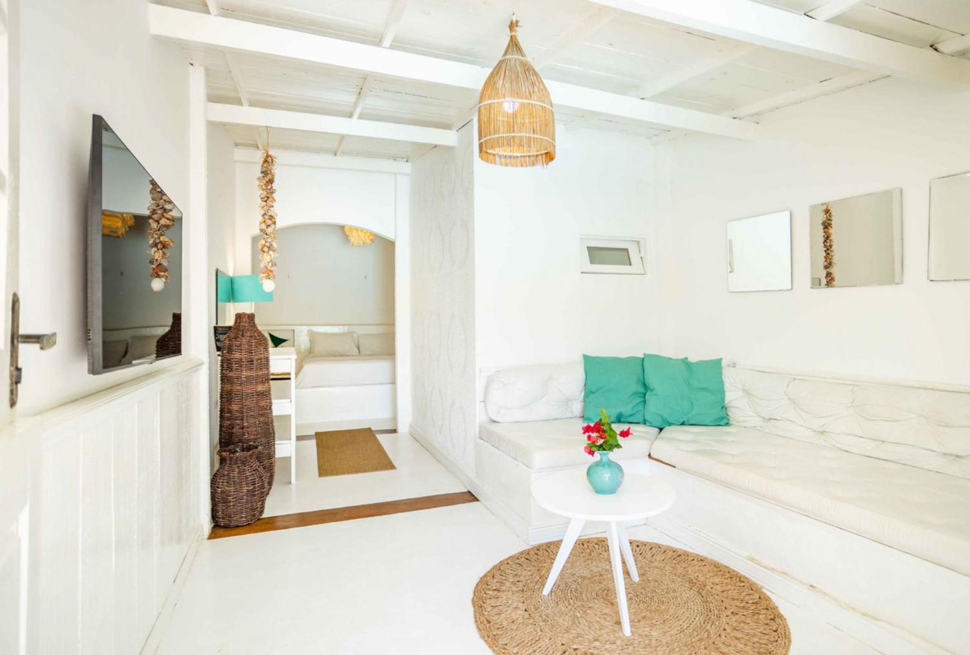 Suite con cama grande y vistas a la piscina