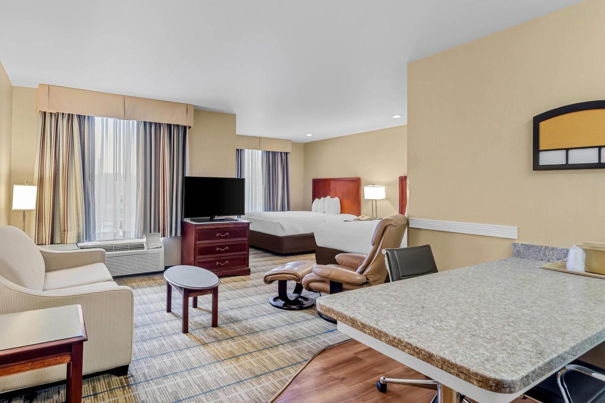 One-Bedroom Queen Suite Sofa Bed Non-Smoking