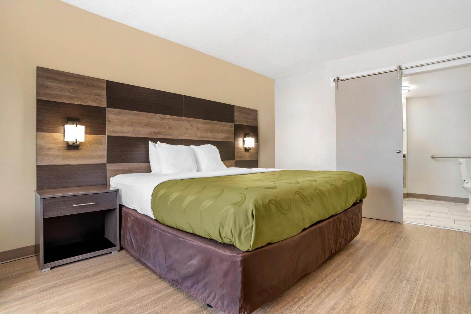 King Room - Accessible/Smoking