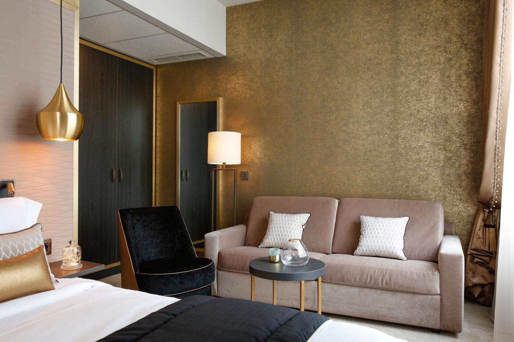 Junior Queen Suite