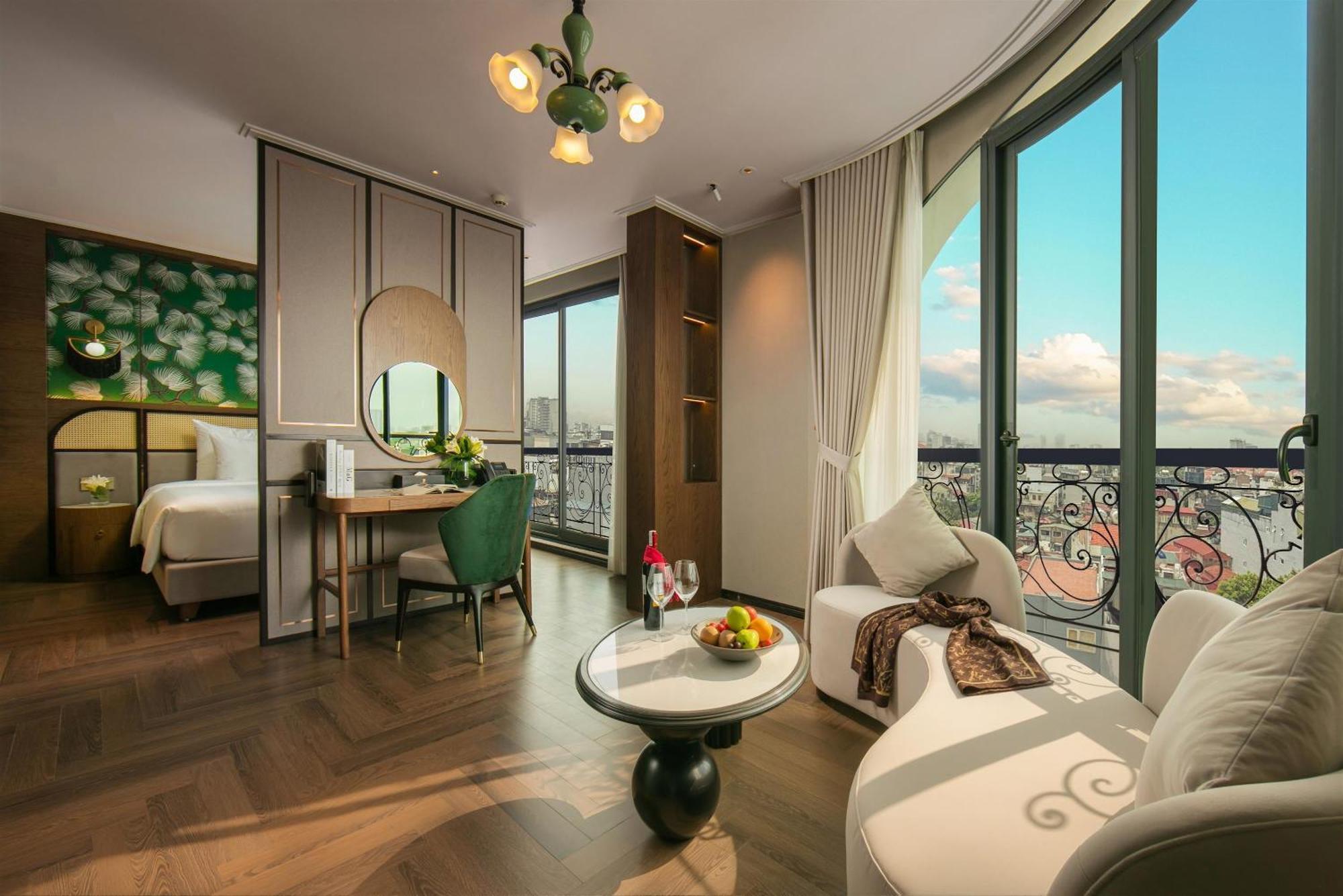 Deluxe Corner Suite