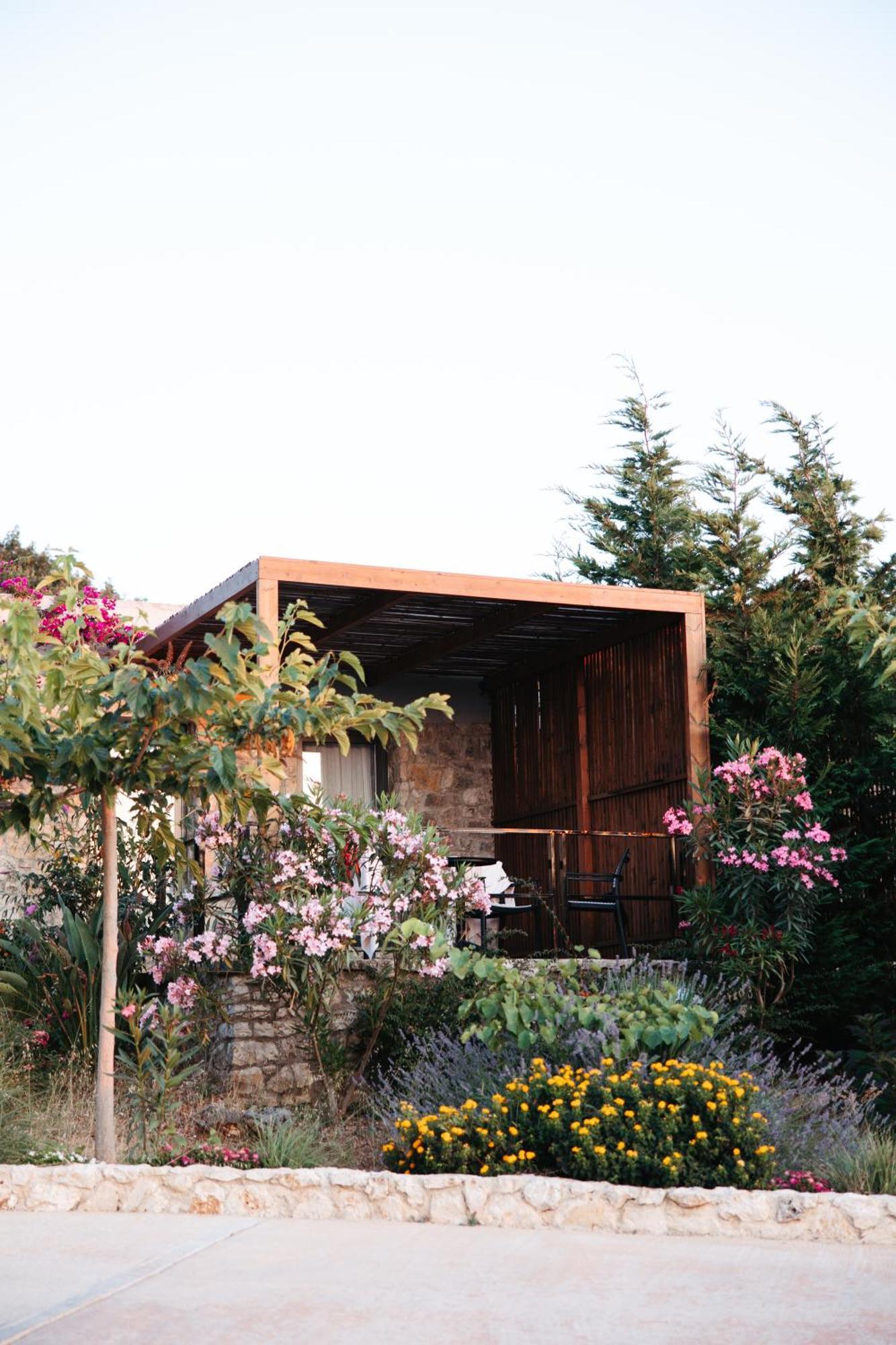 Bungalow Garden View