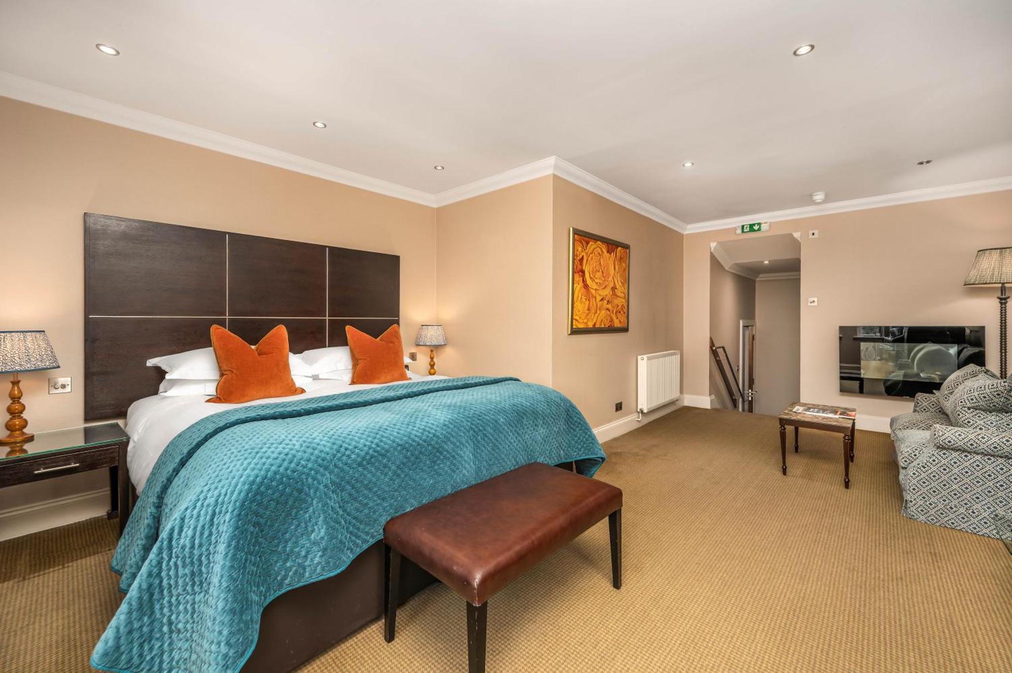 Decadent Room,1704837104:JPEG