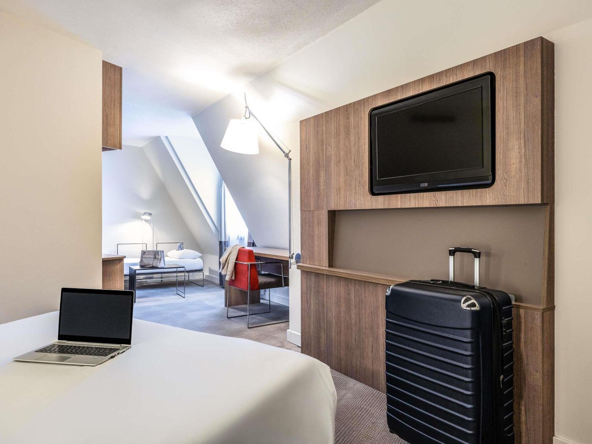 Chambre Supérieure Accassible aux Personnes à Mobilité Réduite avec Lit Double et 2 Canapés-Lits