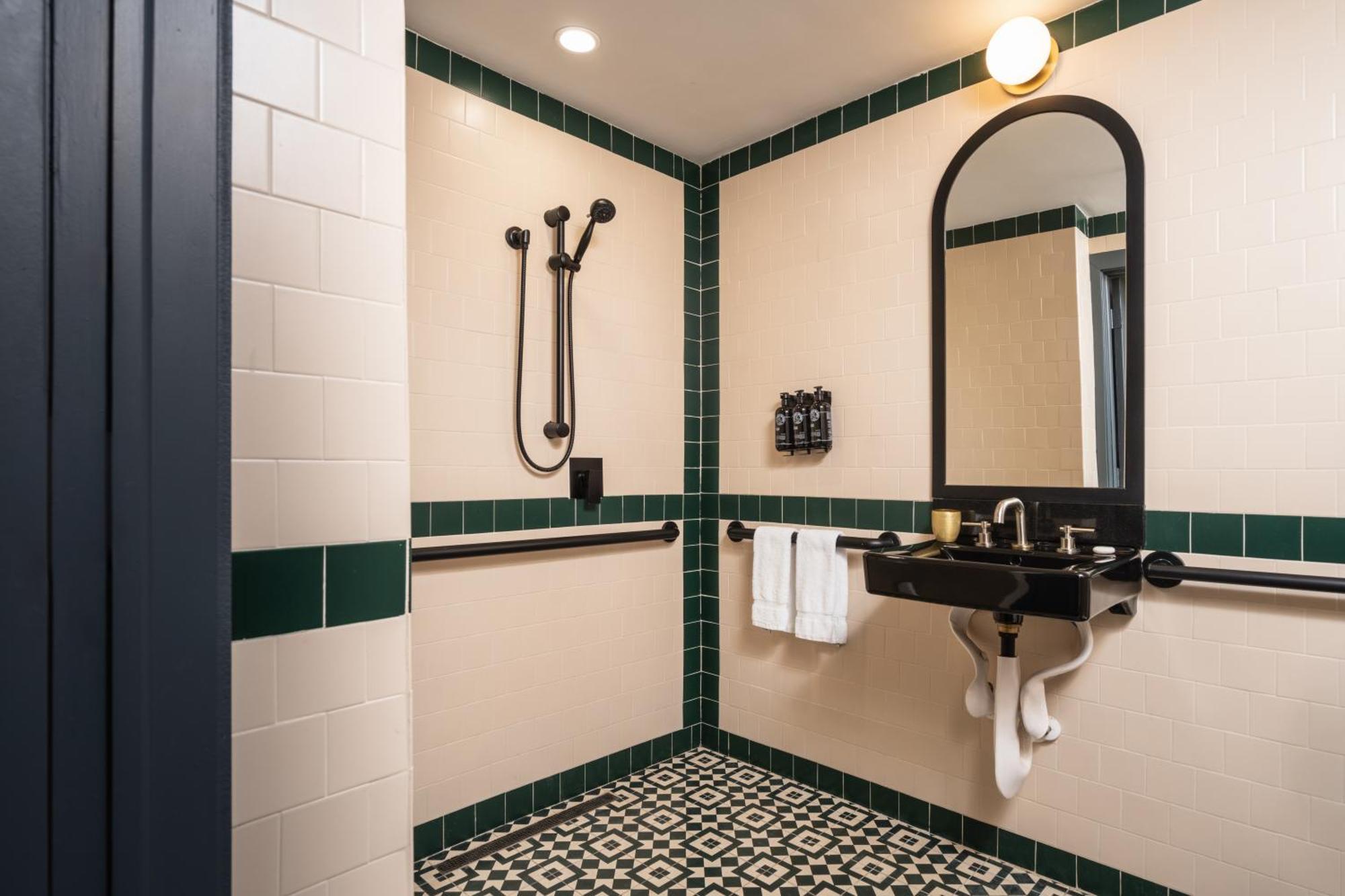 Habitación adaptada para personas con movilidad reducida, con ducha accesible en silla de ruedas - 1 cama extragrande - No fumadores