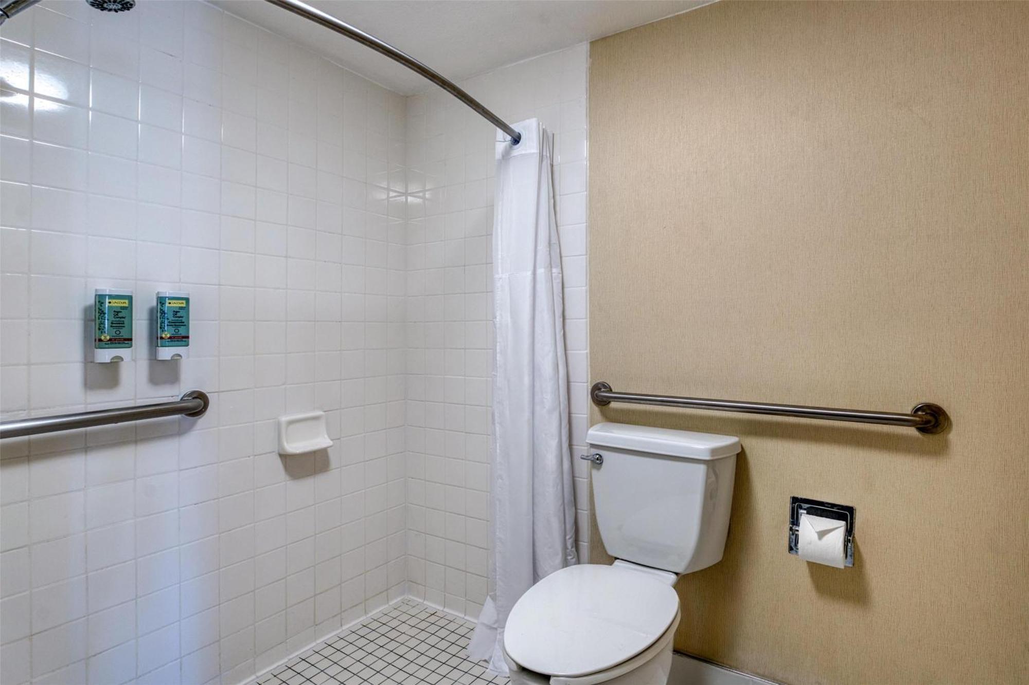 Zimmer mit Queensize-Bett und rollstuhlgerechter Dusche, barrierefrei - Nichtraucher