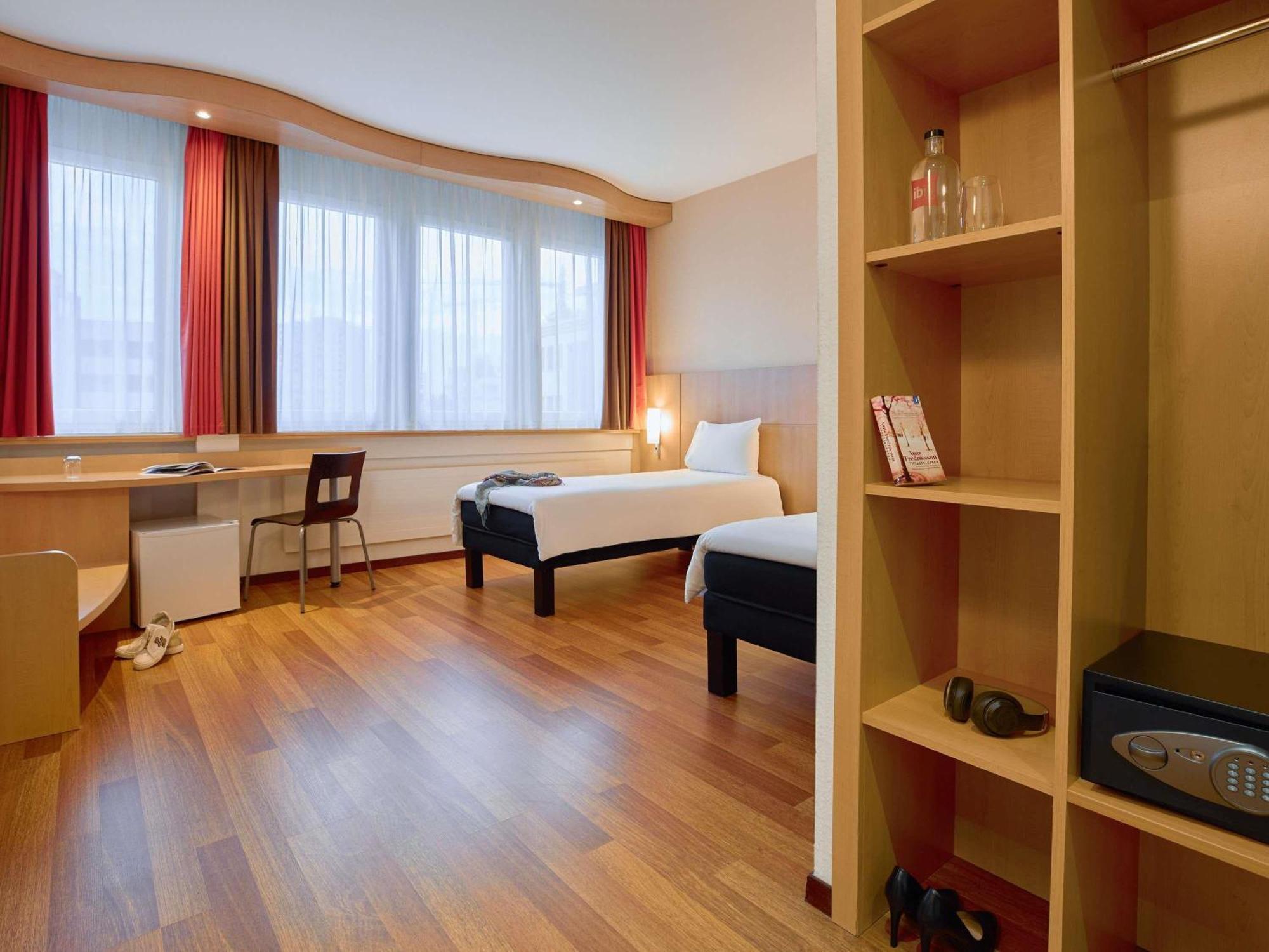Twin Room,1704896861:JPEG