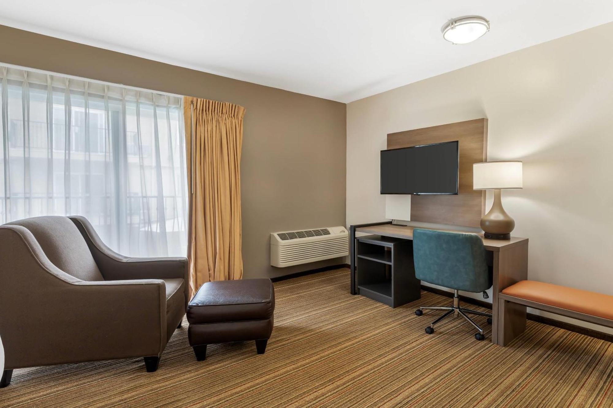 Standard Room, 1 King Bed, Balcony, Non Smoking