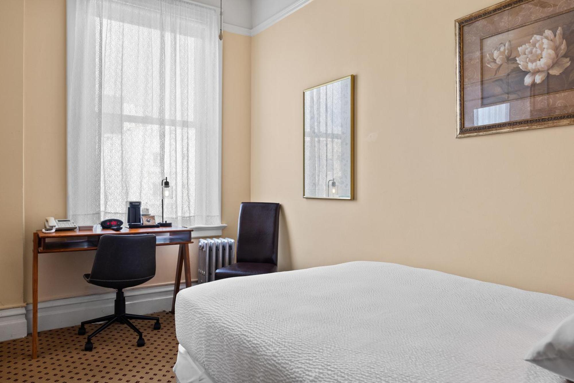 Habitación con cama doble