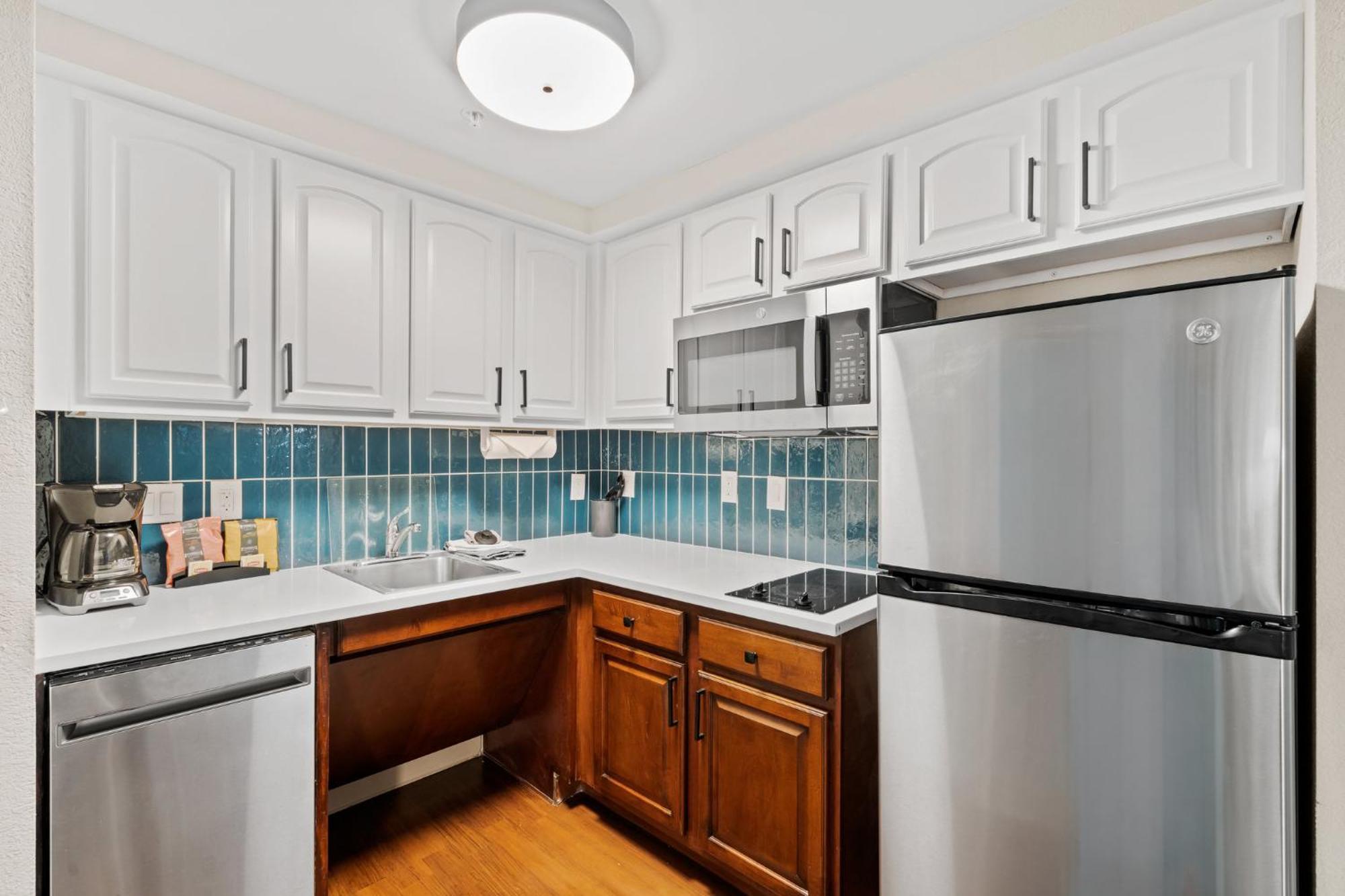 One-Bedroom Suite - Communications/Mobility Accessible with Tub
