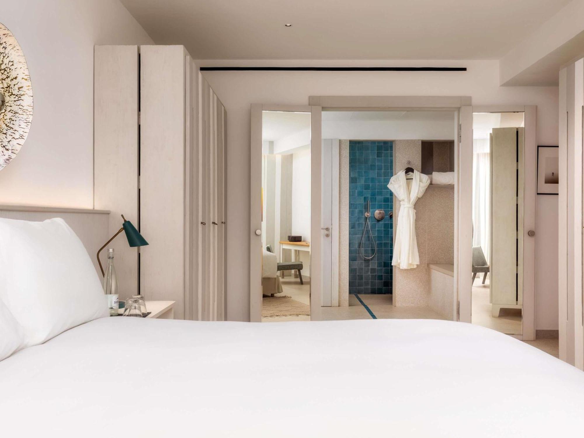 Two-Bedroom Prestige King Villa with Twin Beds and Private Beach - Heated Pool