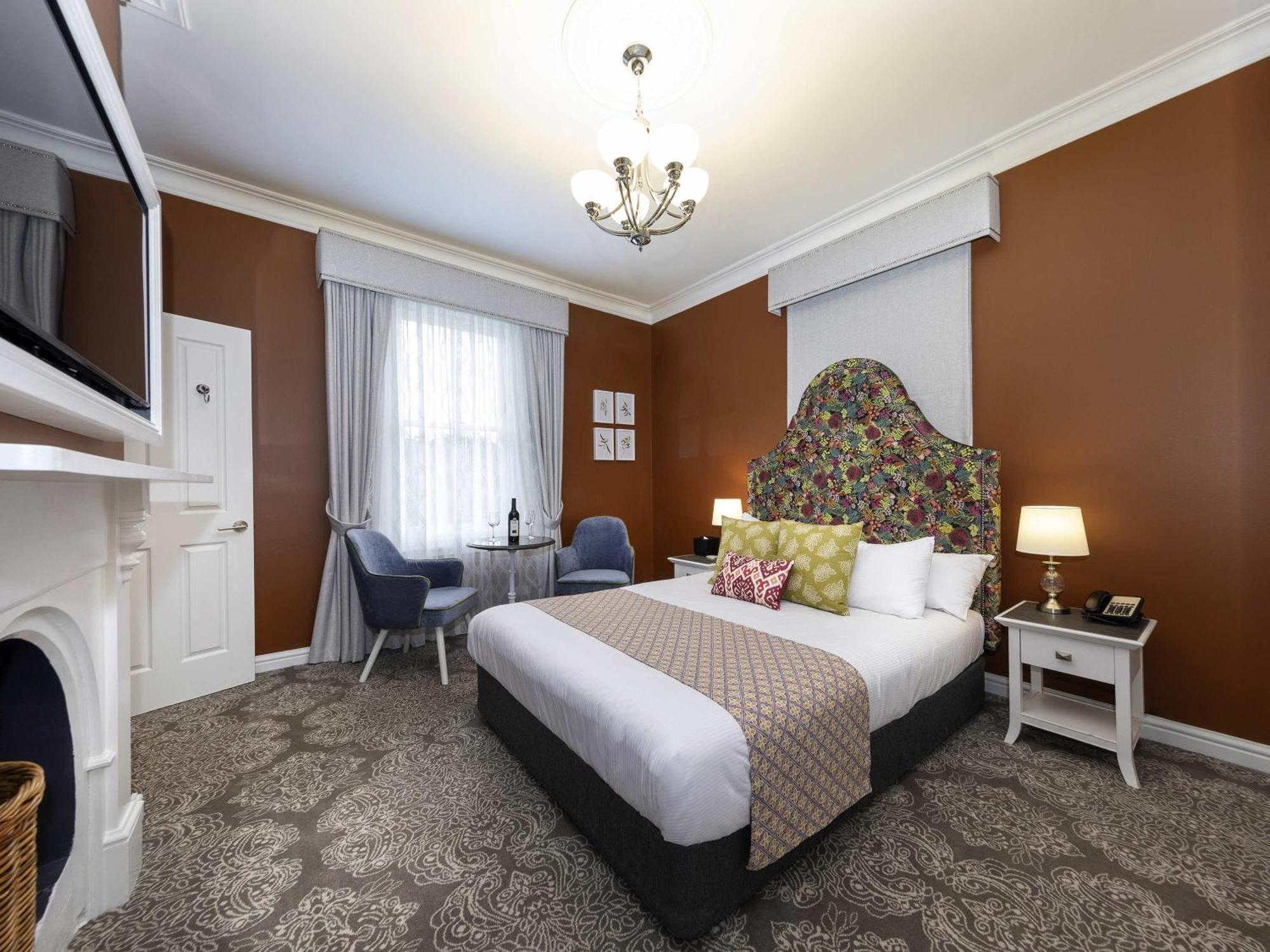 Manor Queen Room