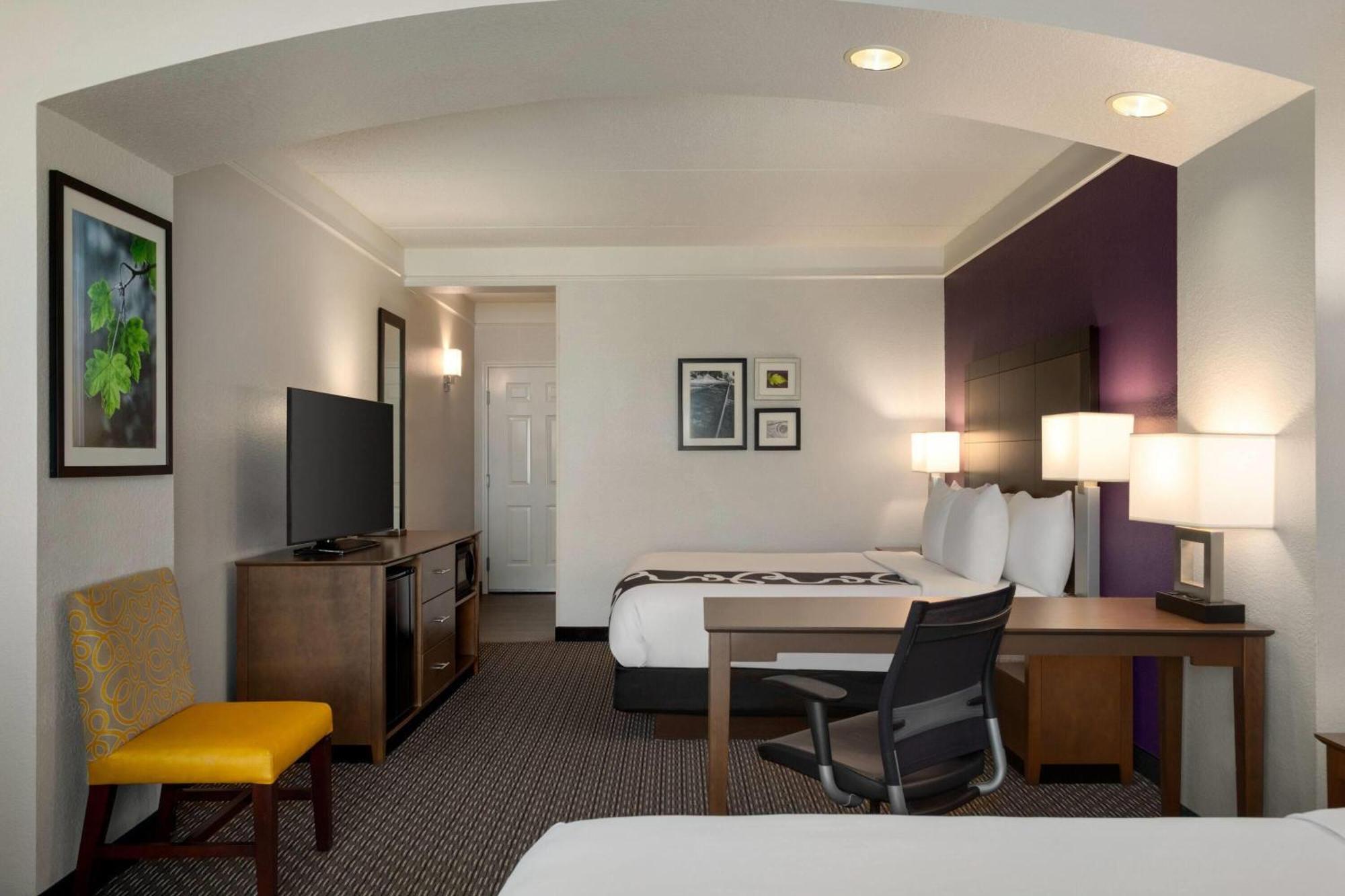 Deluxe Quadruple Room - Non-Smoking