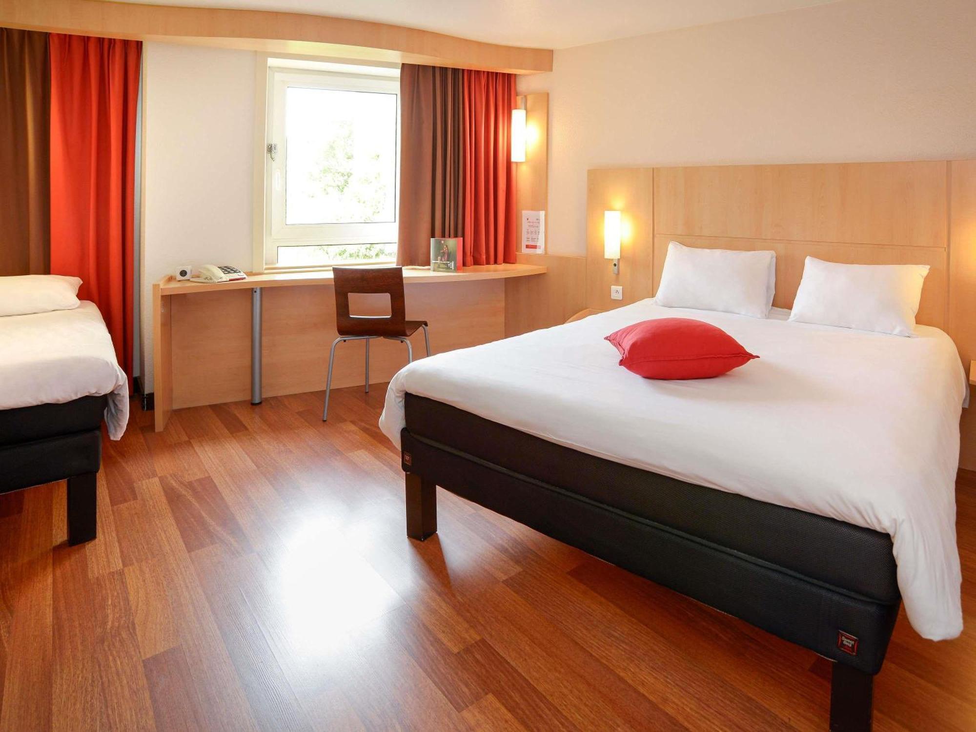 Chambre Standard avec 1 Lit Double et 1 Lit Simple - Accessible aux Personnes à Mobilité Réduite