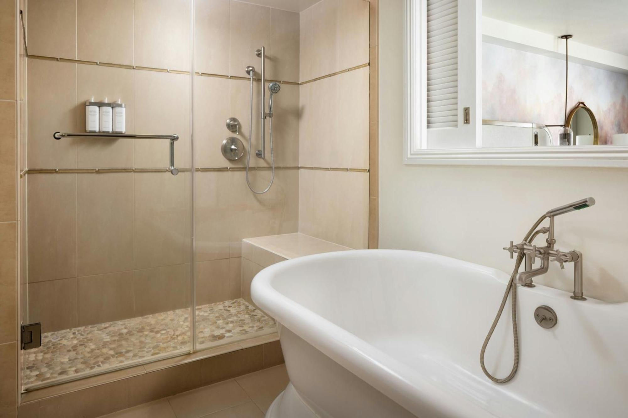 Suíte com Cama King-size, Sofá-Cama e Vista da Piscina