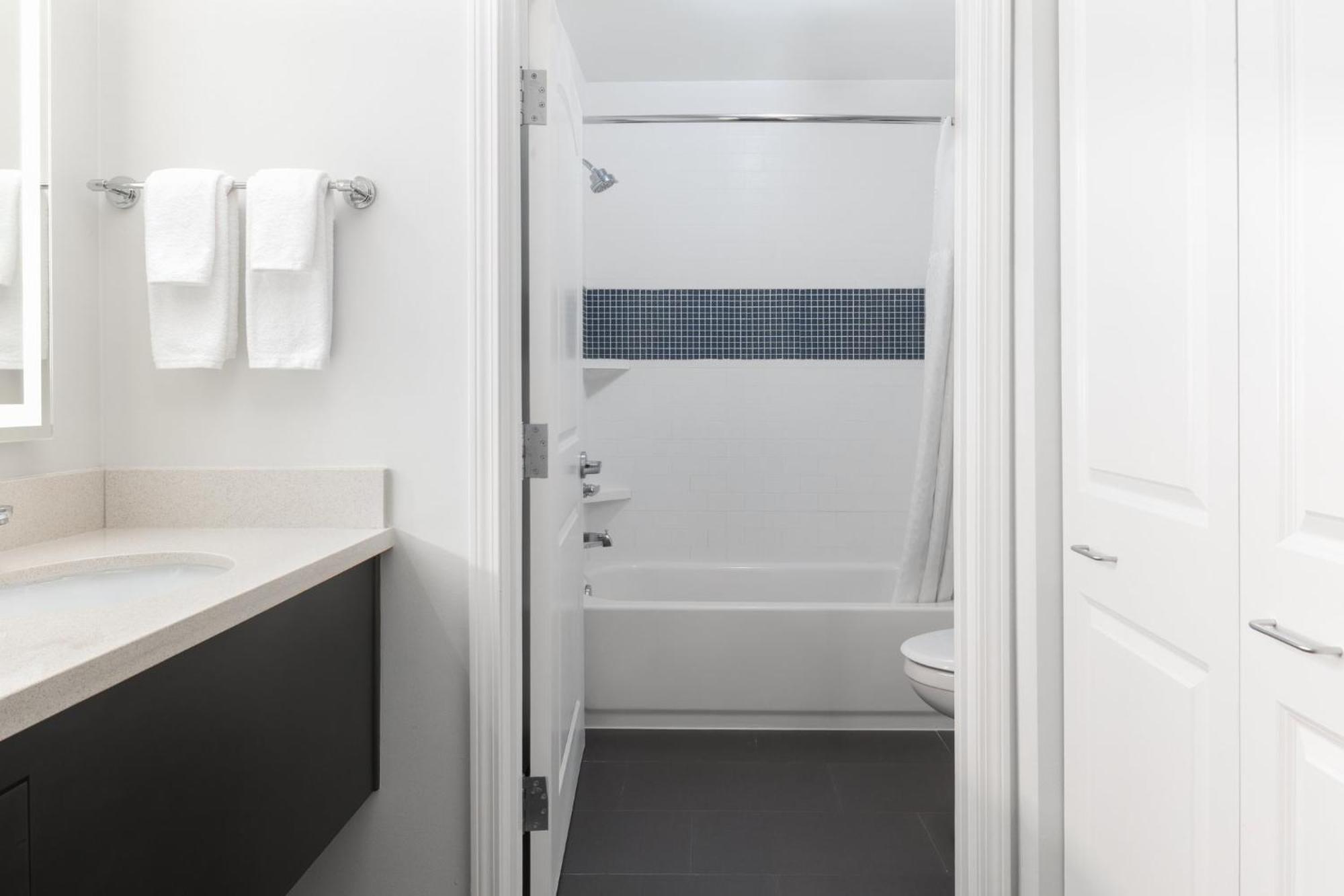 Suite de 1 dormitorio con 2 camas grandes