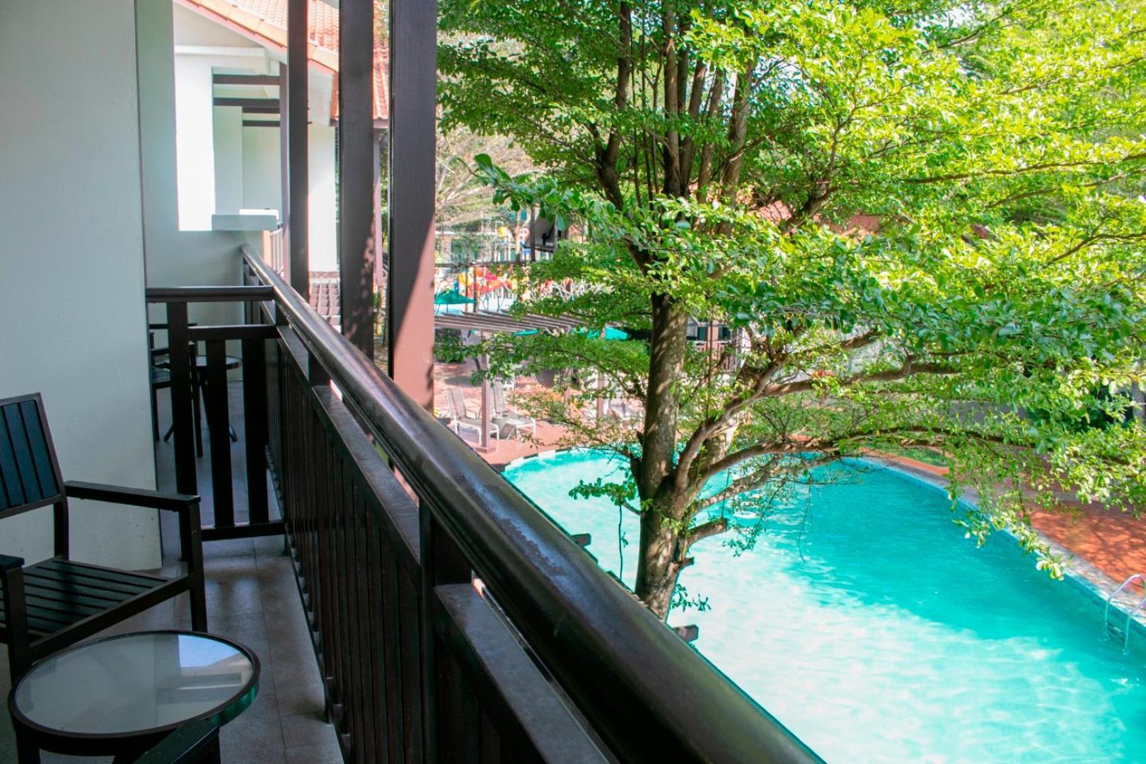 Deluxe Pool View Room