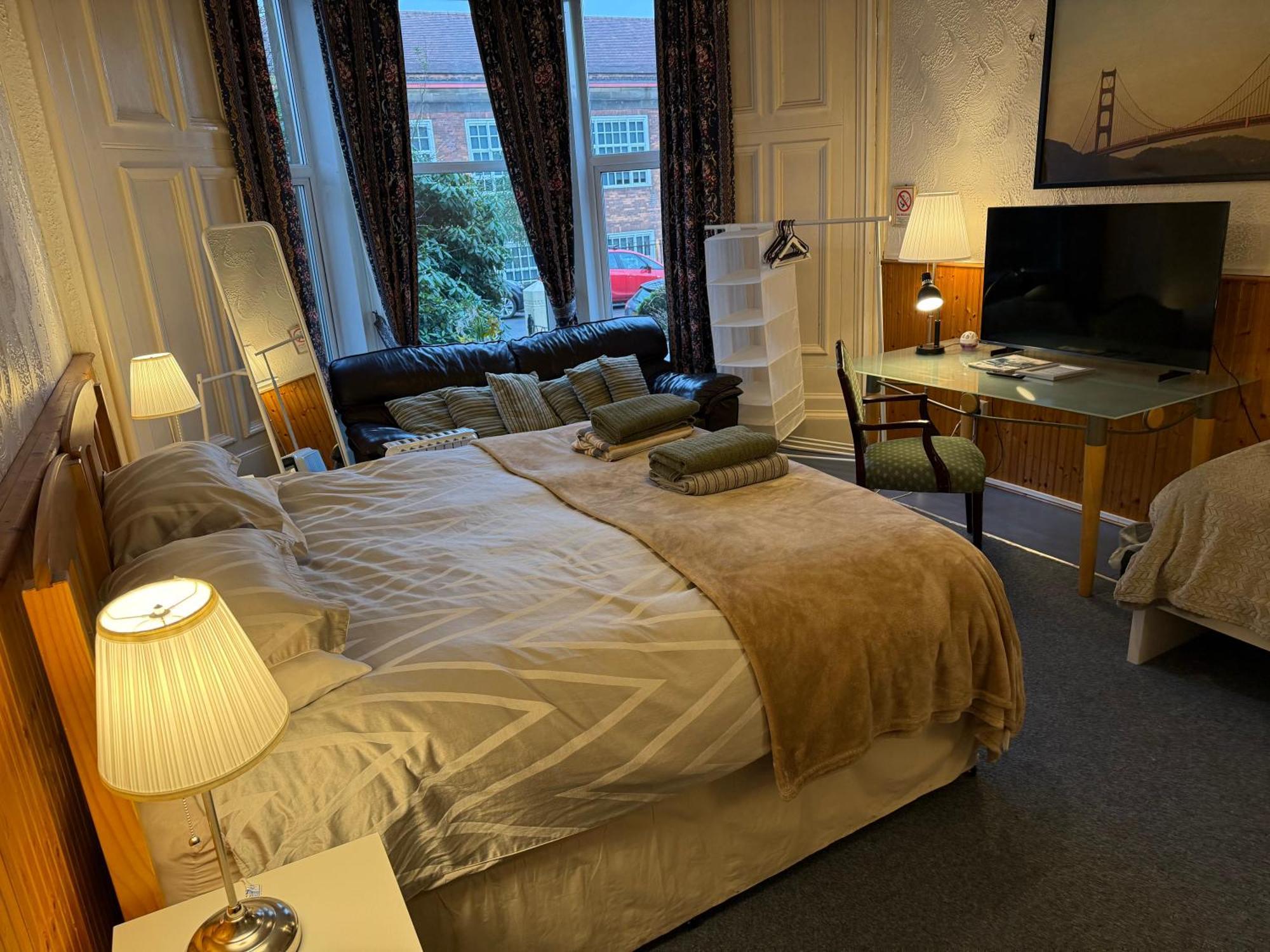 Classic Triple Room with Shared Bathroom