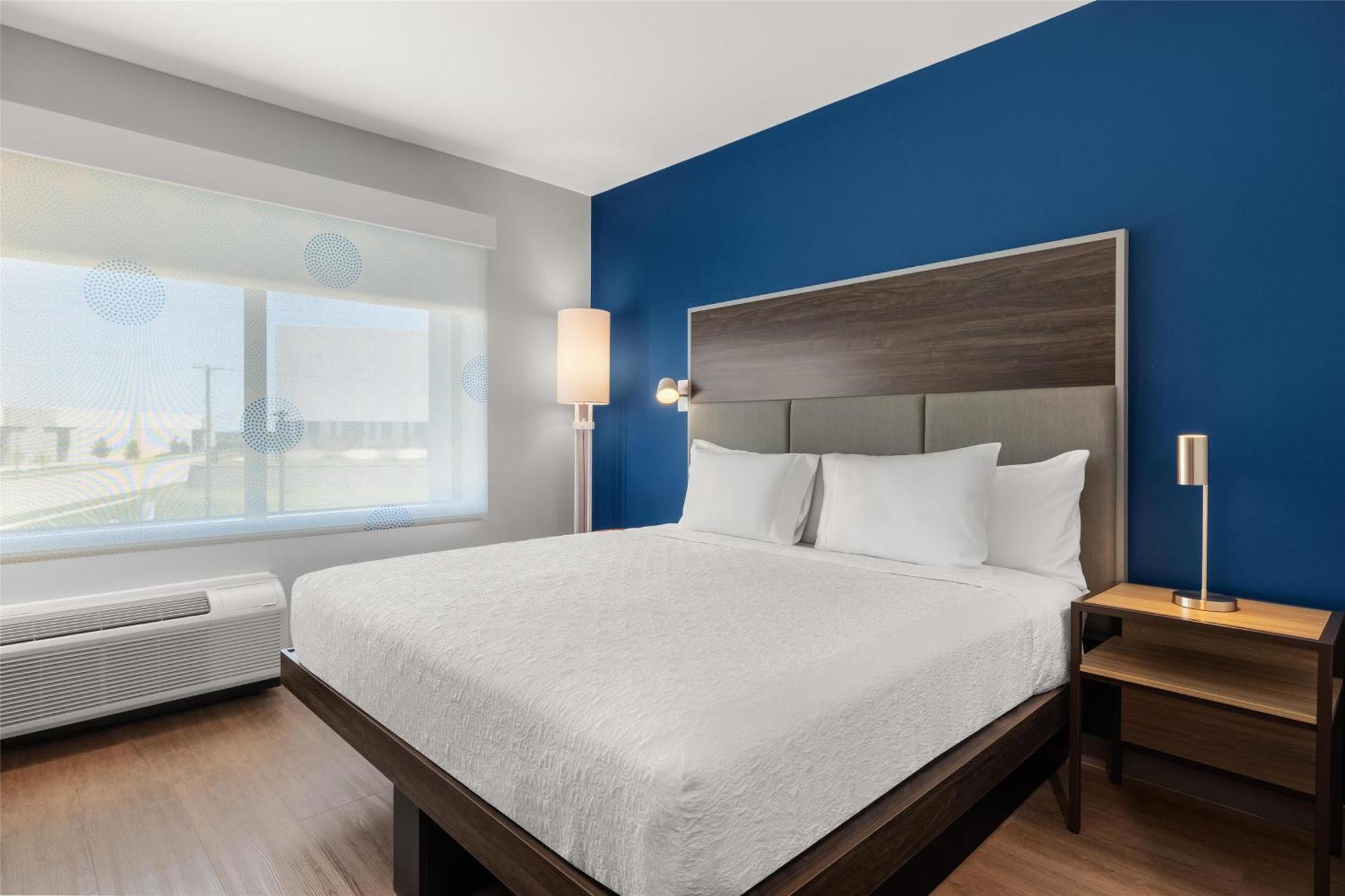 King Room with Bath Tub - Disability Access