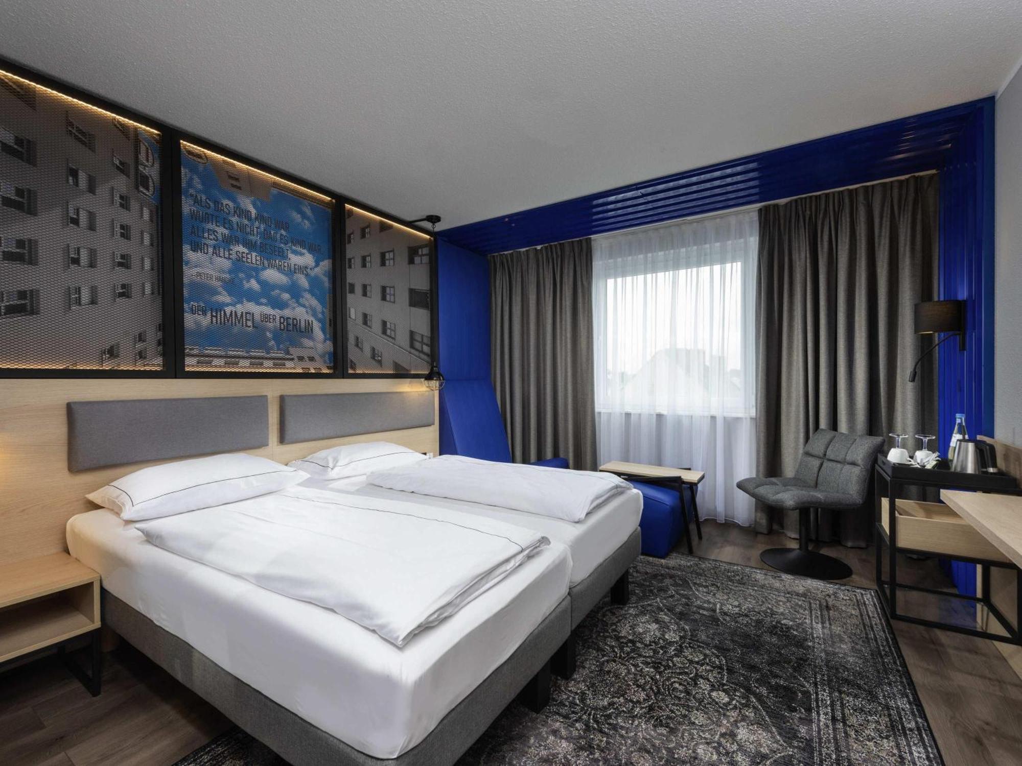 Family Suite Two Single Beds Sofa,1705557187:JPEG