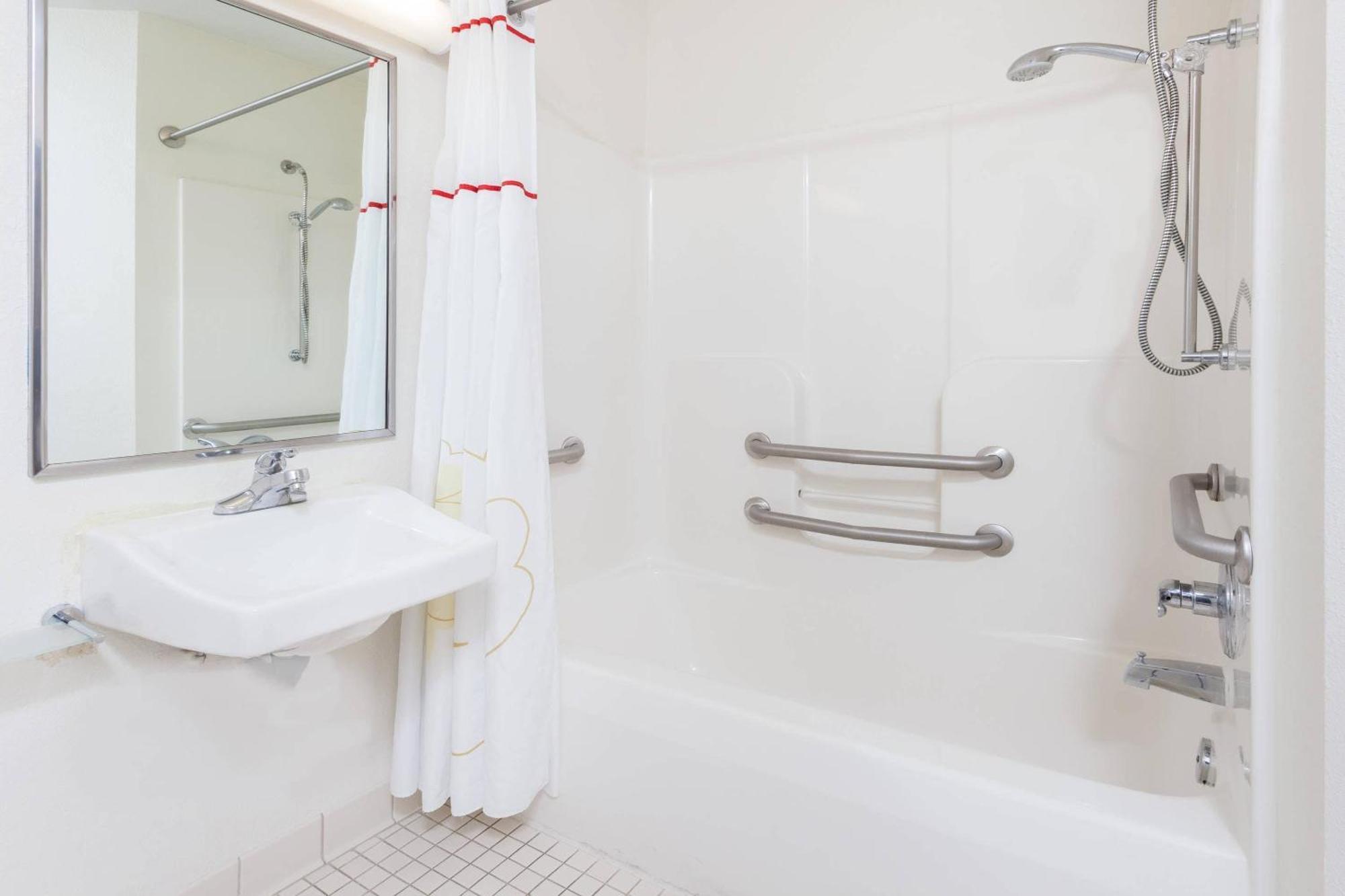 Queen Room with Tub - Accessible/Non-Smoking