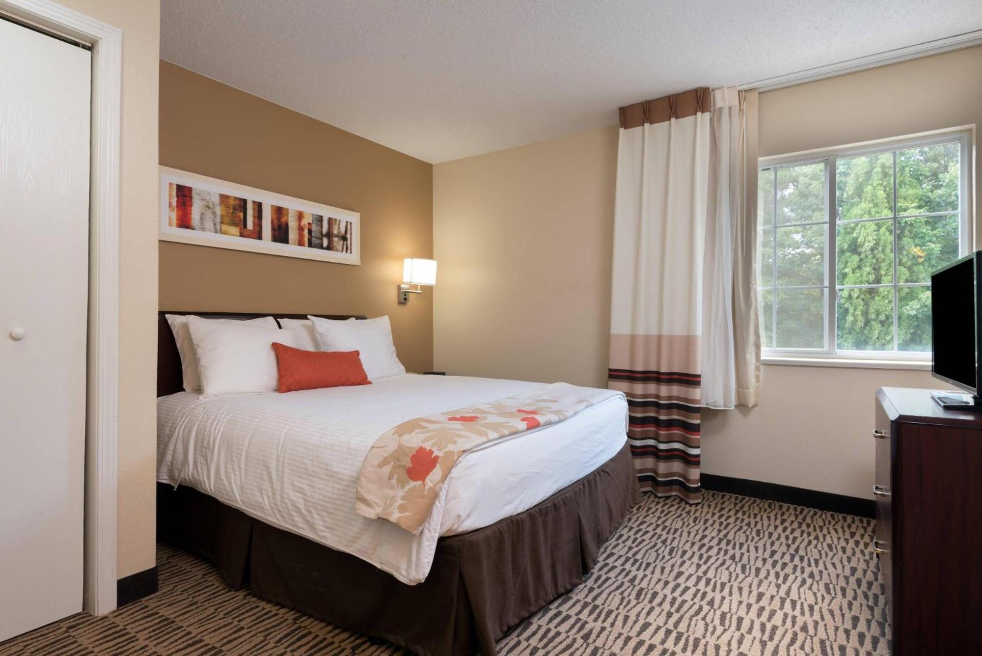 Queen Suite with Roll-In Shower and Sofabed - Accessible/Non Smoking