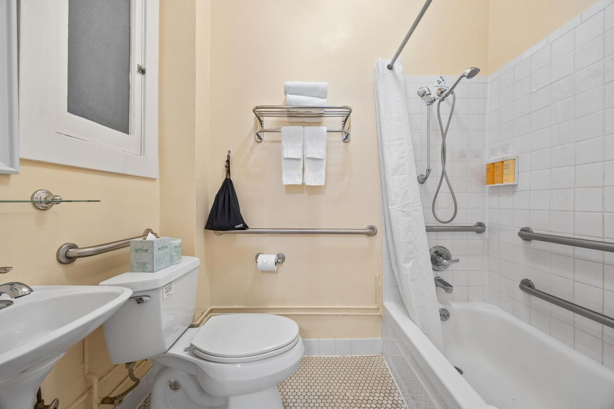 Habitación adaptada para personas con movilidad reducida - Cama grande