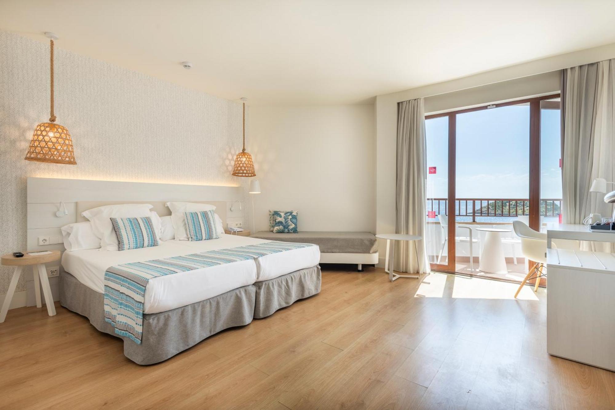 Deluxe Triple Room Sea View