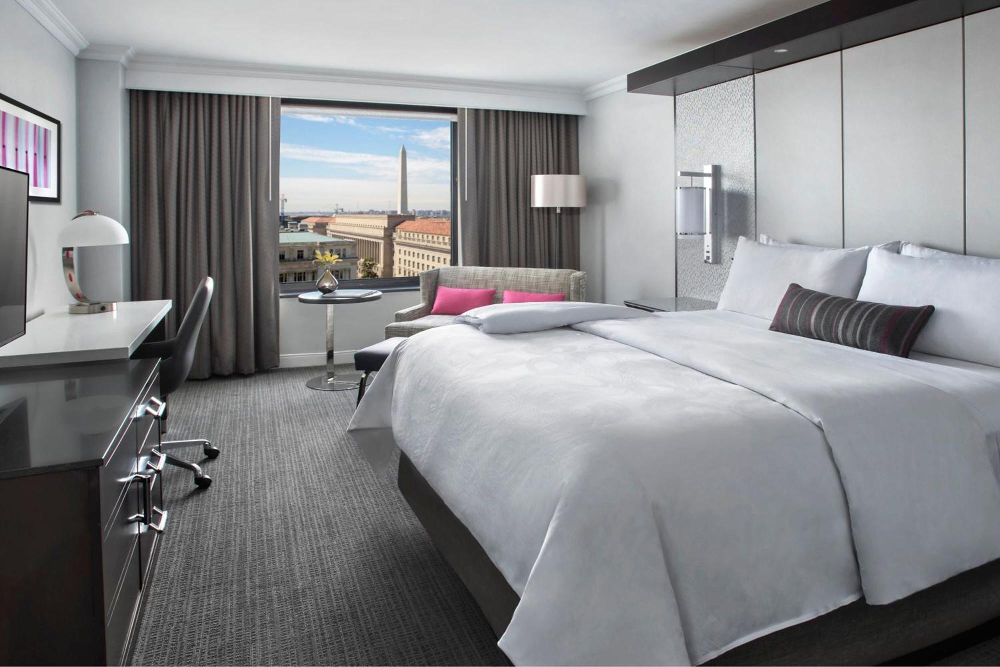 Executive Level King Room Monument View