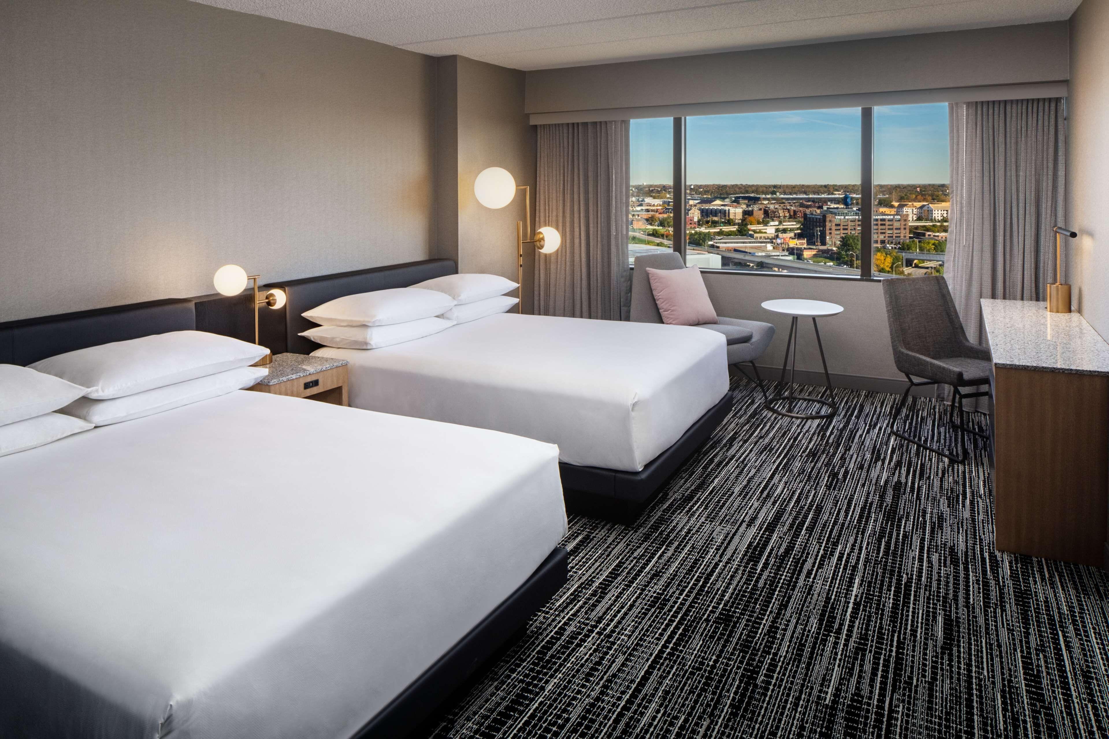 Zimmer mit 2 Queensize-Betten und Stadtblick