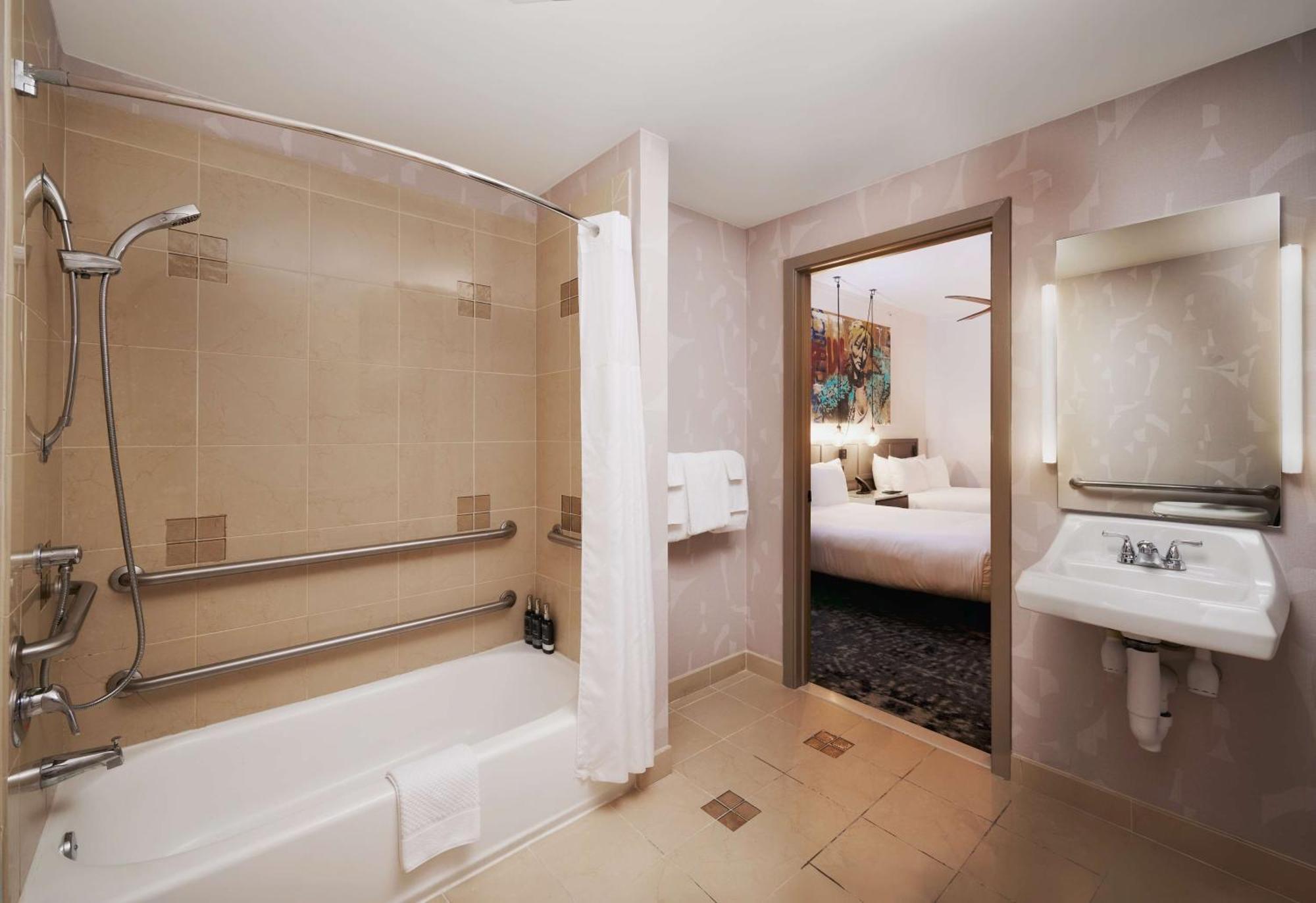 King Room Bath Tub Mobility Hearing Access or Non-Smoking