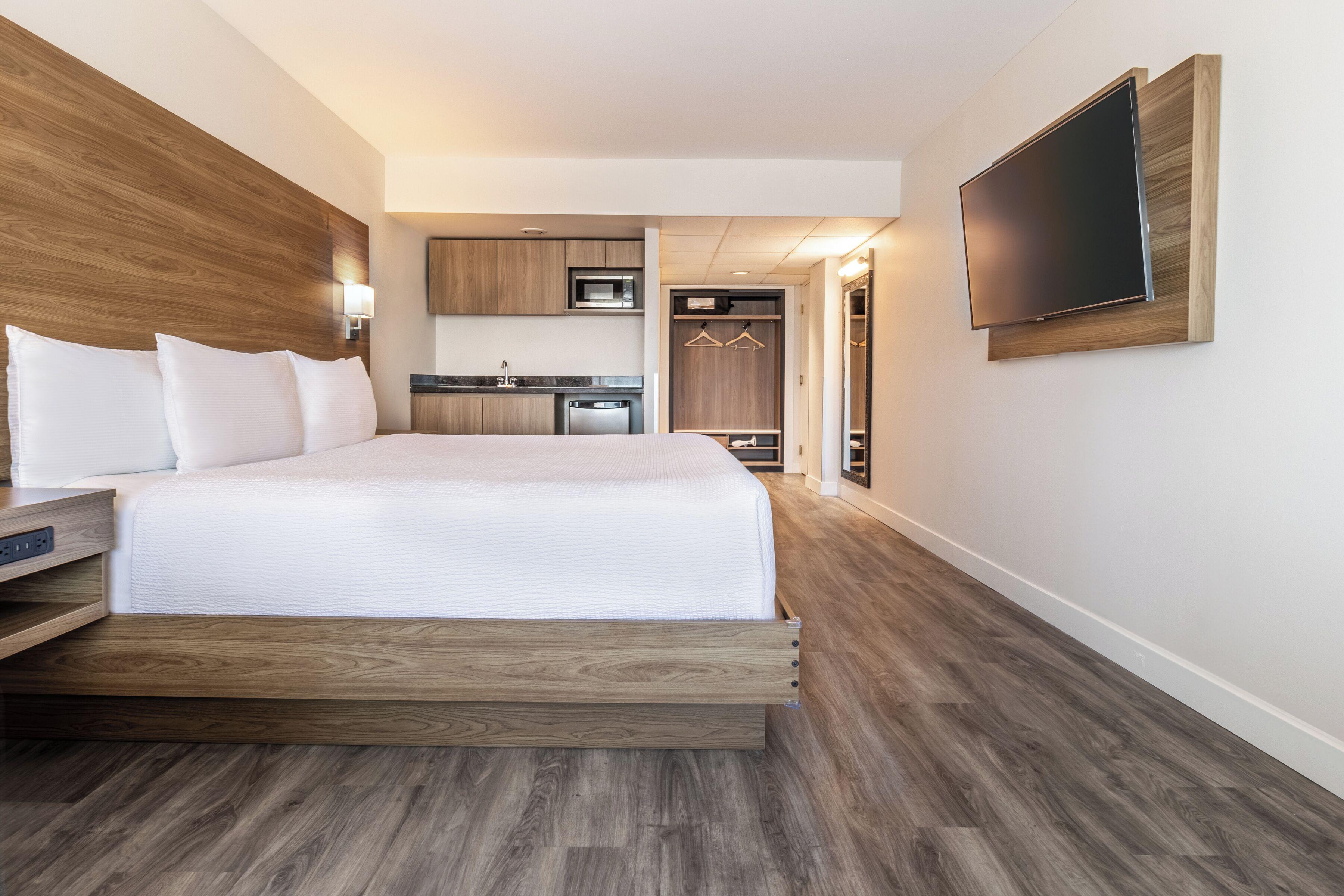 Corner King w or Sofa Bed & Wetbar