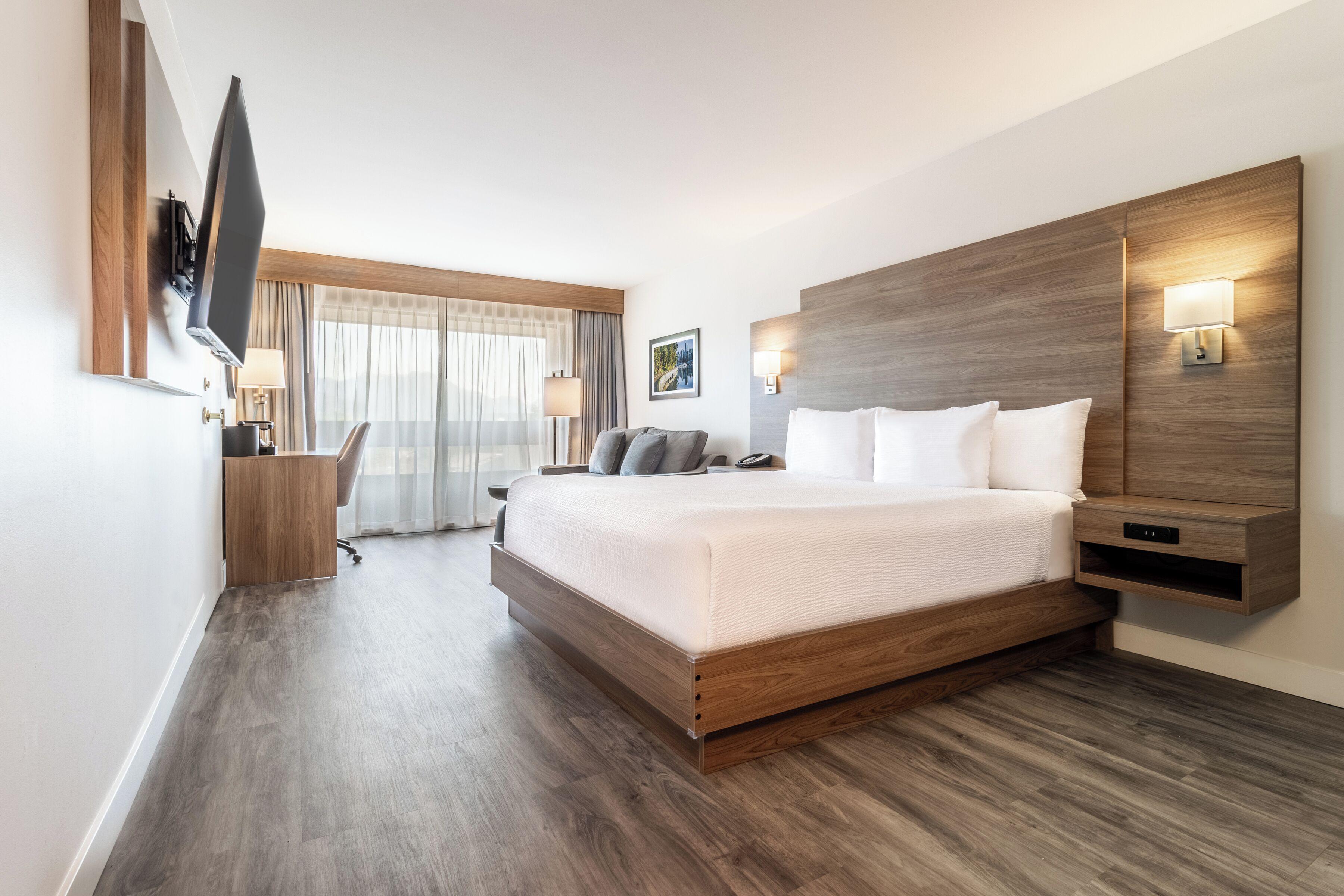 Corner King w or Sofa Bed & Wetbar
