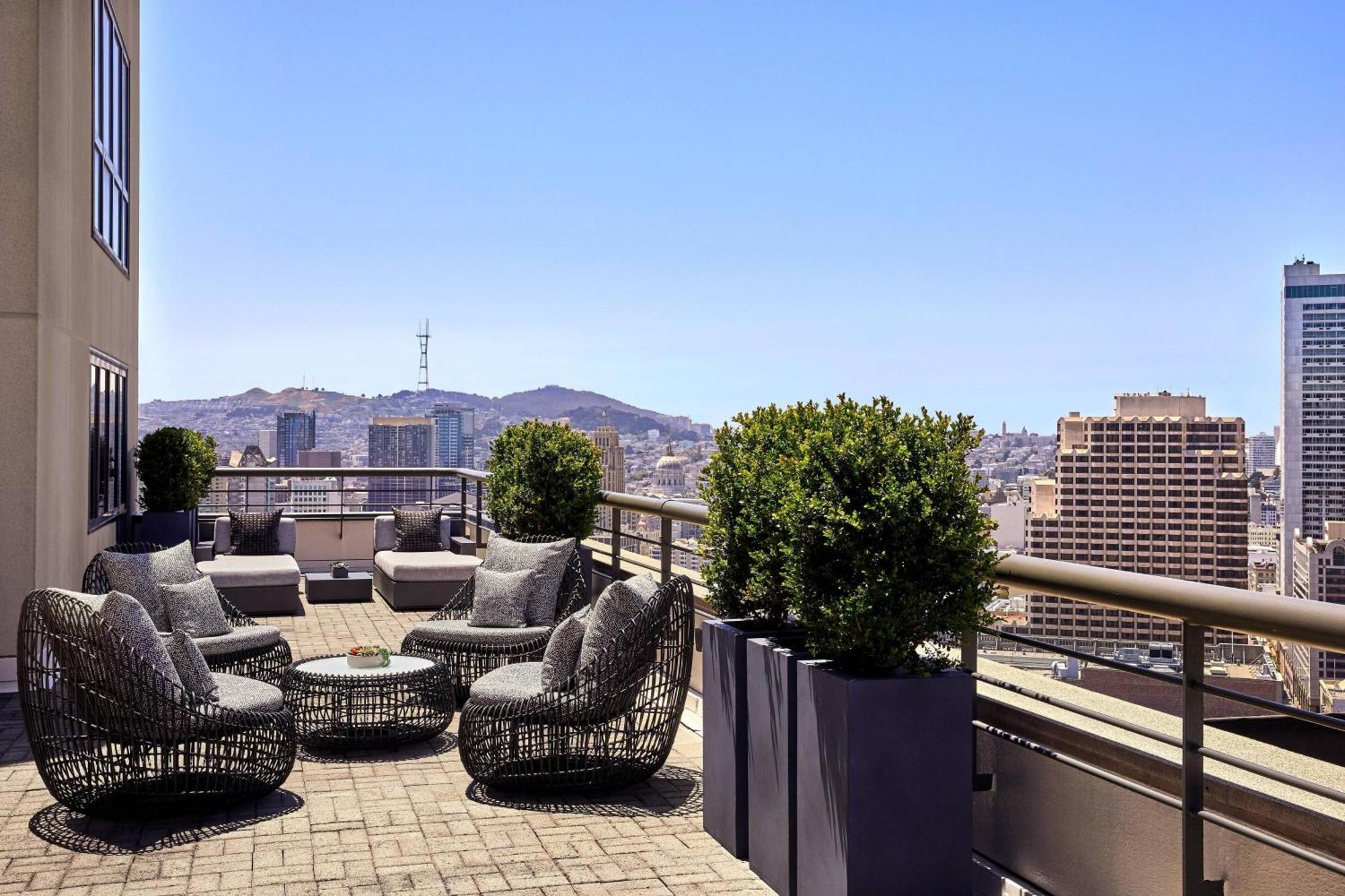 1 Bedroom Presidential Suite 1 King Bay view Balcony