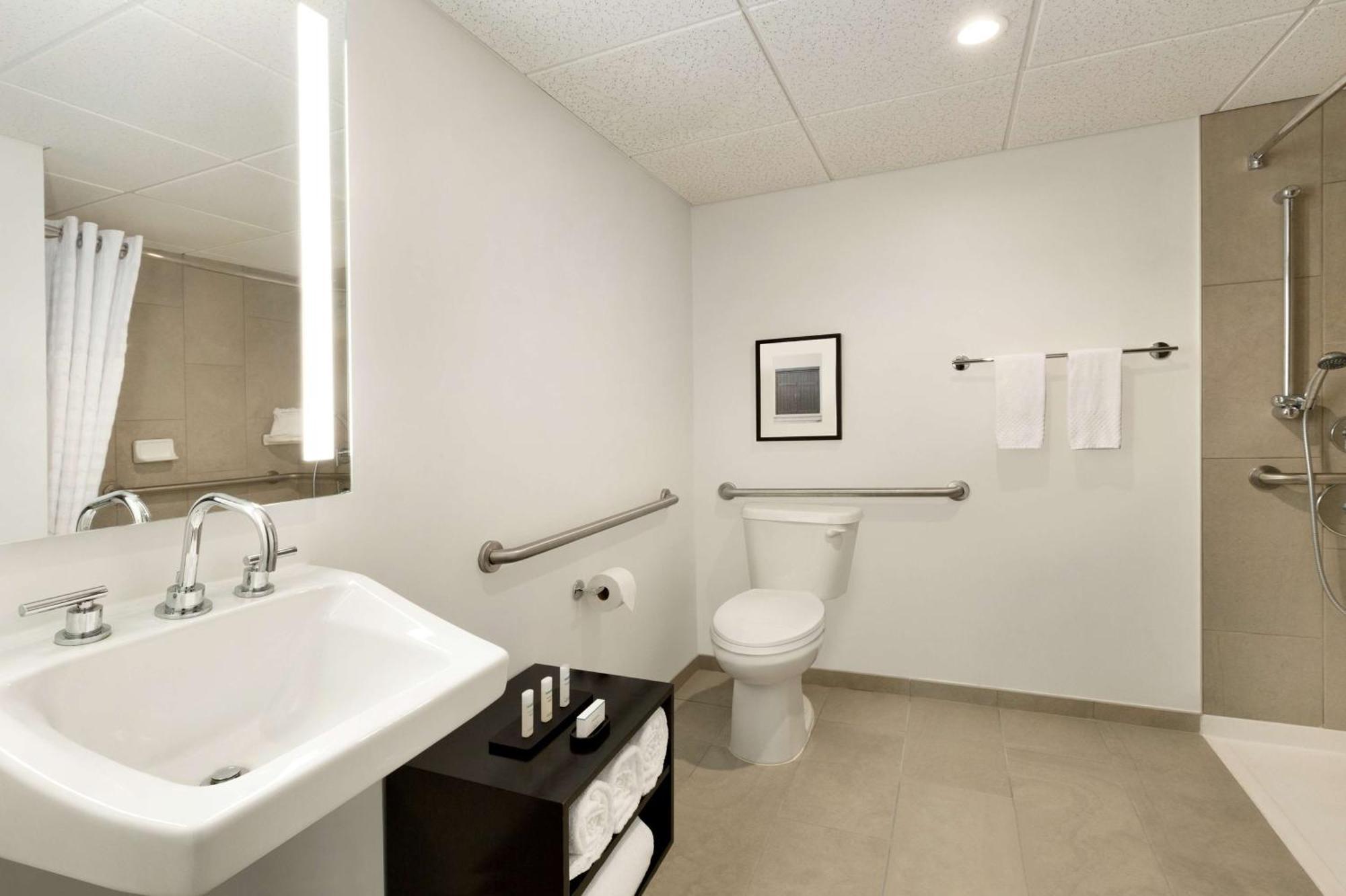 One-Bedroom Suite Two Double Beds Roll Shower Mobility Access or Non-Smoking