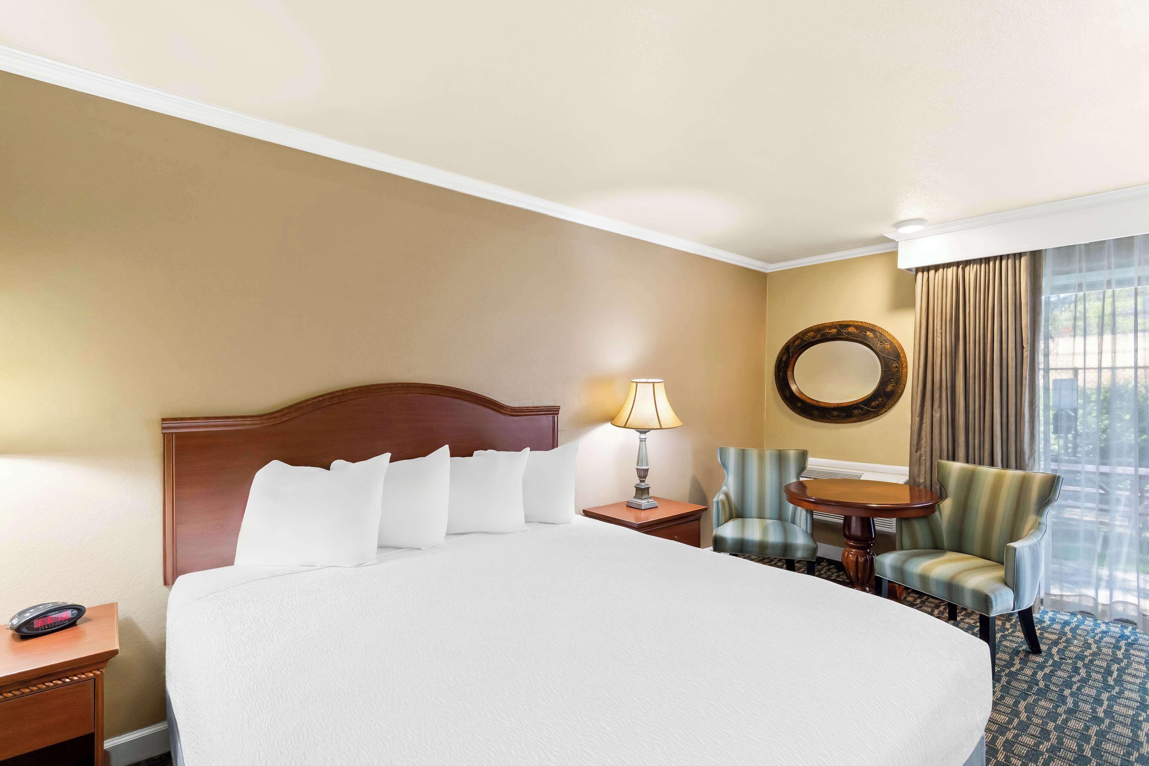 Deluxe King Room - Non Smoking