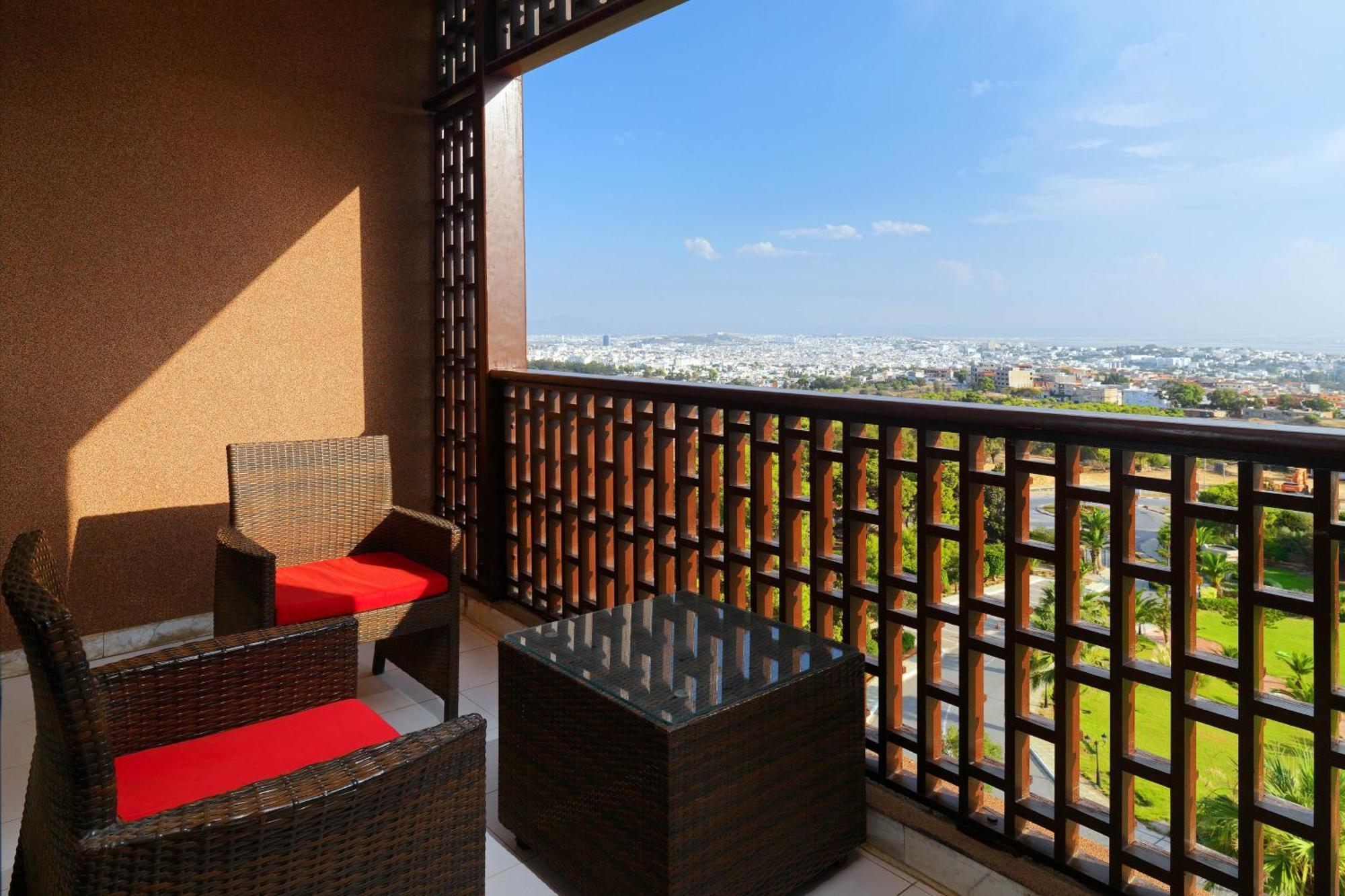 Deluxe Club Balcony Club level Guest room 1 King,1706484239:JPEG