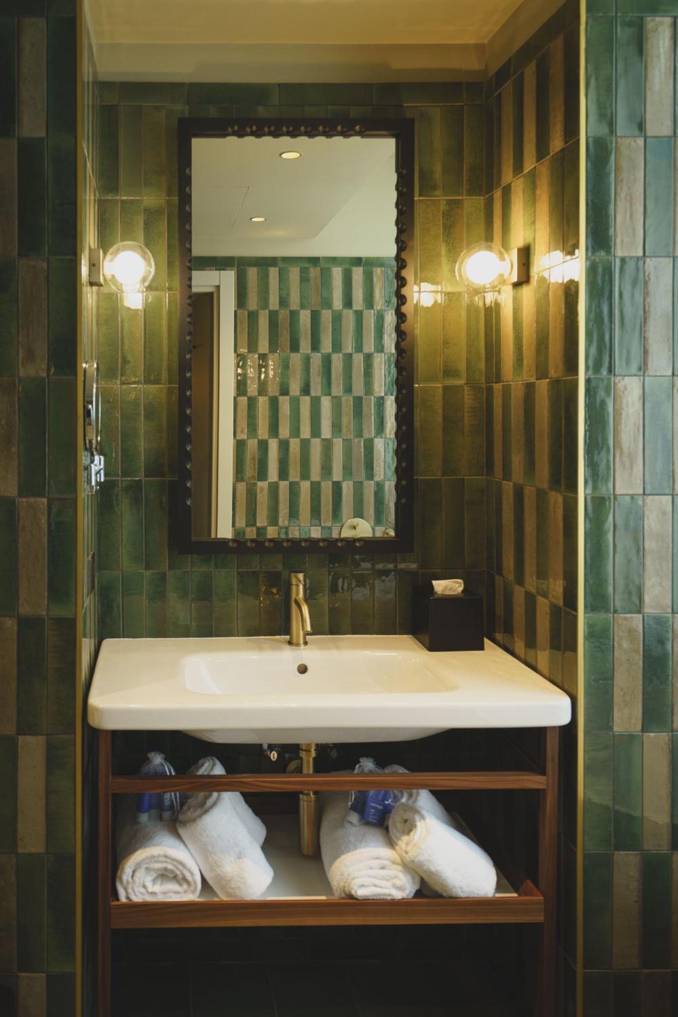 Deluxe Room Bath Shower