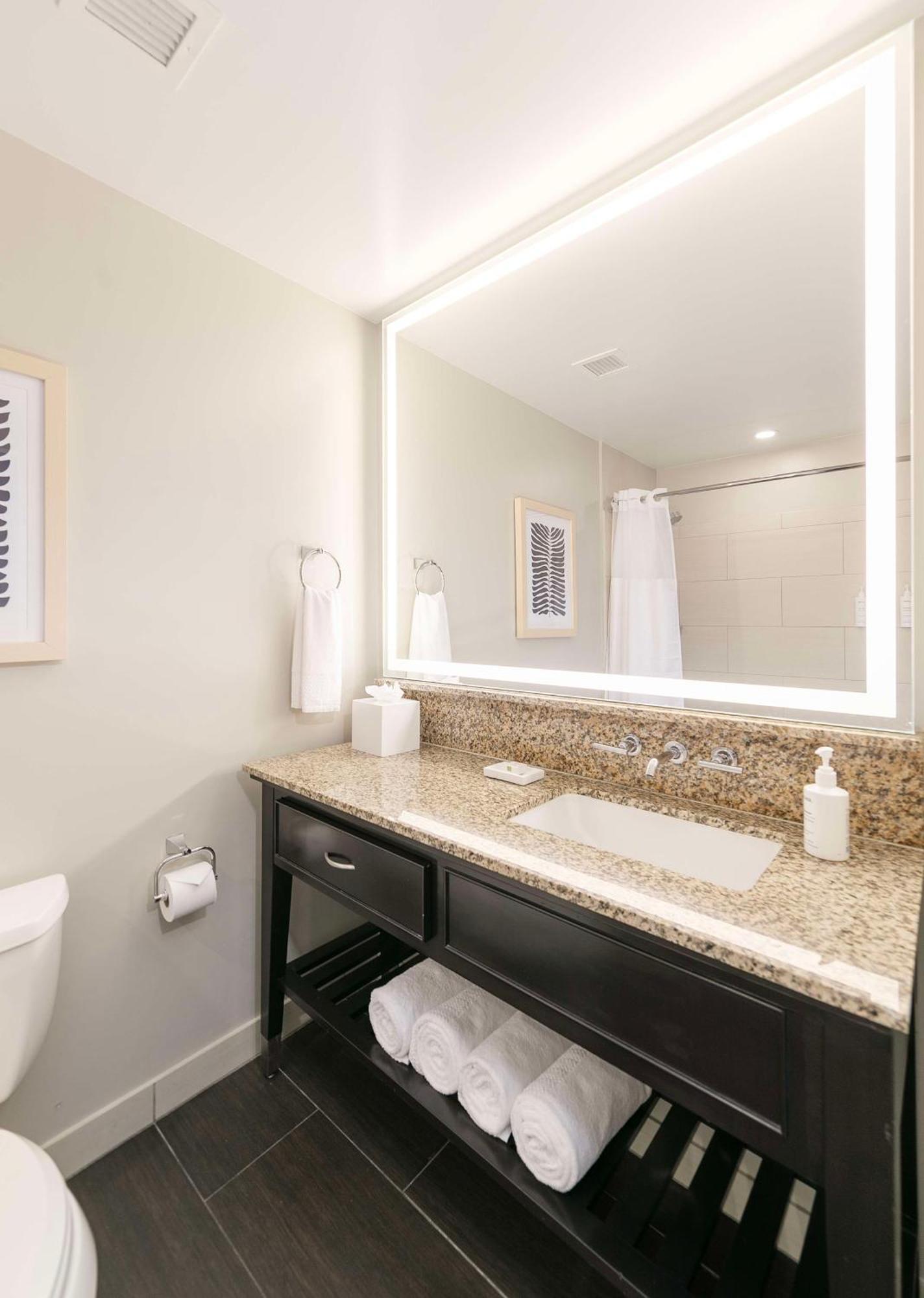 Chambre Lit King-Size - Vue sur Port de Plaisance