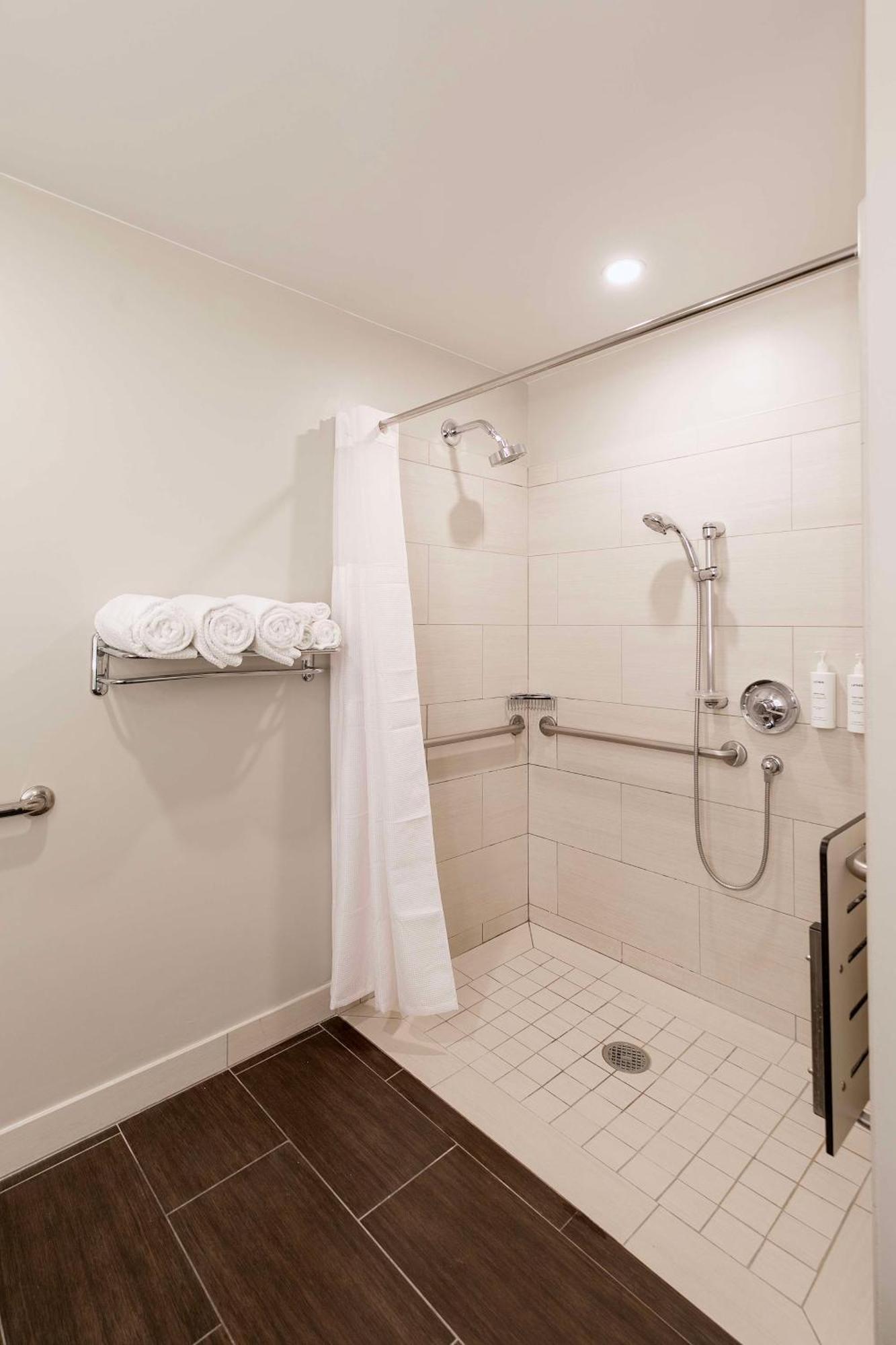 Chambre Lit King-Size avec Douche Accessible en Fauteuil Roulant - Adaptée aux Personnes à Mobilité Réduite et aux Malentendants