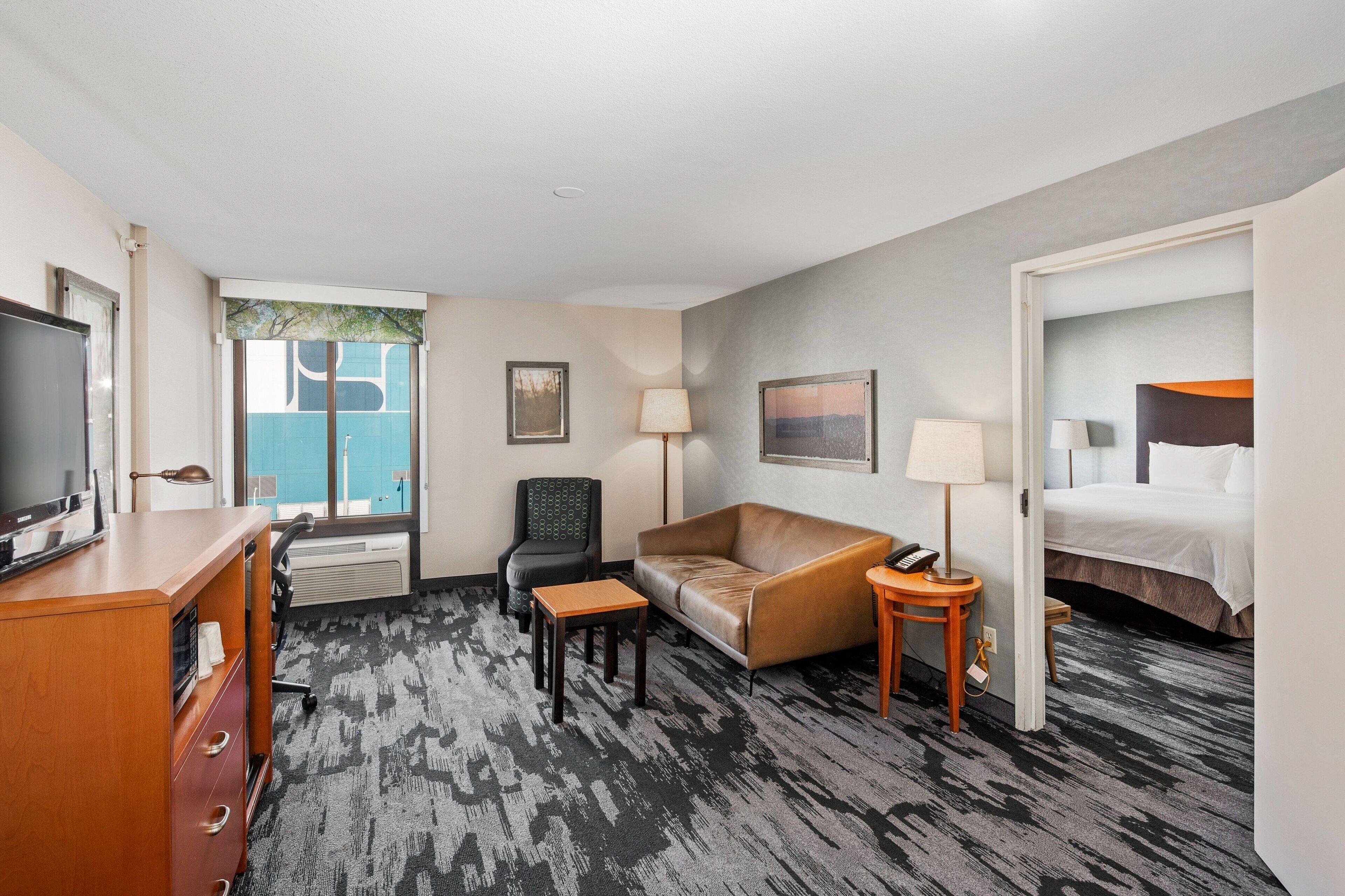 One-Bedroom King Suite with Bathtub - Mobility Access/Hearing Accessible